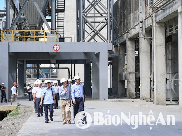 Các đại biểu tham quan dây chuyền sản xuất tại Nhà máy xi măng Tân Thắng. Ảnh: Thành Cường
