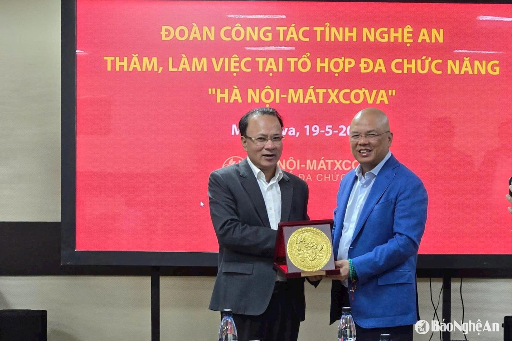 bna_-dong-chi-nguyen-nam-dinh-tang-qua-luu-niem-3fd7c81d9994d9937c8d72698f58e6ee(1).jpg