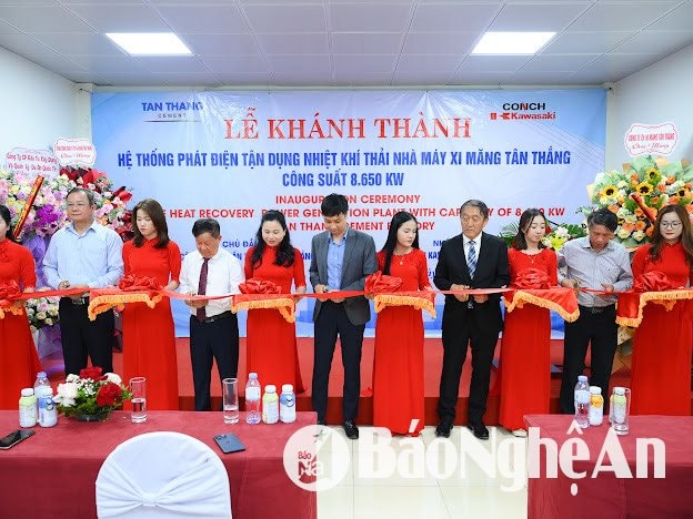 Nghi thức cắt băng kháh thành Hệ thống. Ảnh- Thành Cường