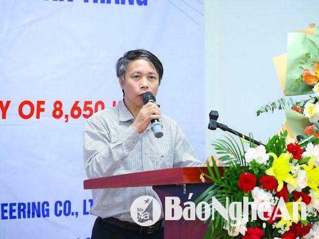 Ông Nguyễn Ngọc Thân- Chủ tịch HĐQT Công ty xi măng Tân Thắng giới thiệu về Hệ thống WHR. Ảnh: Thành Cường