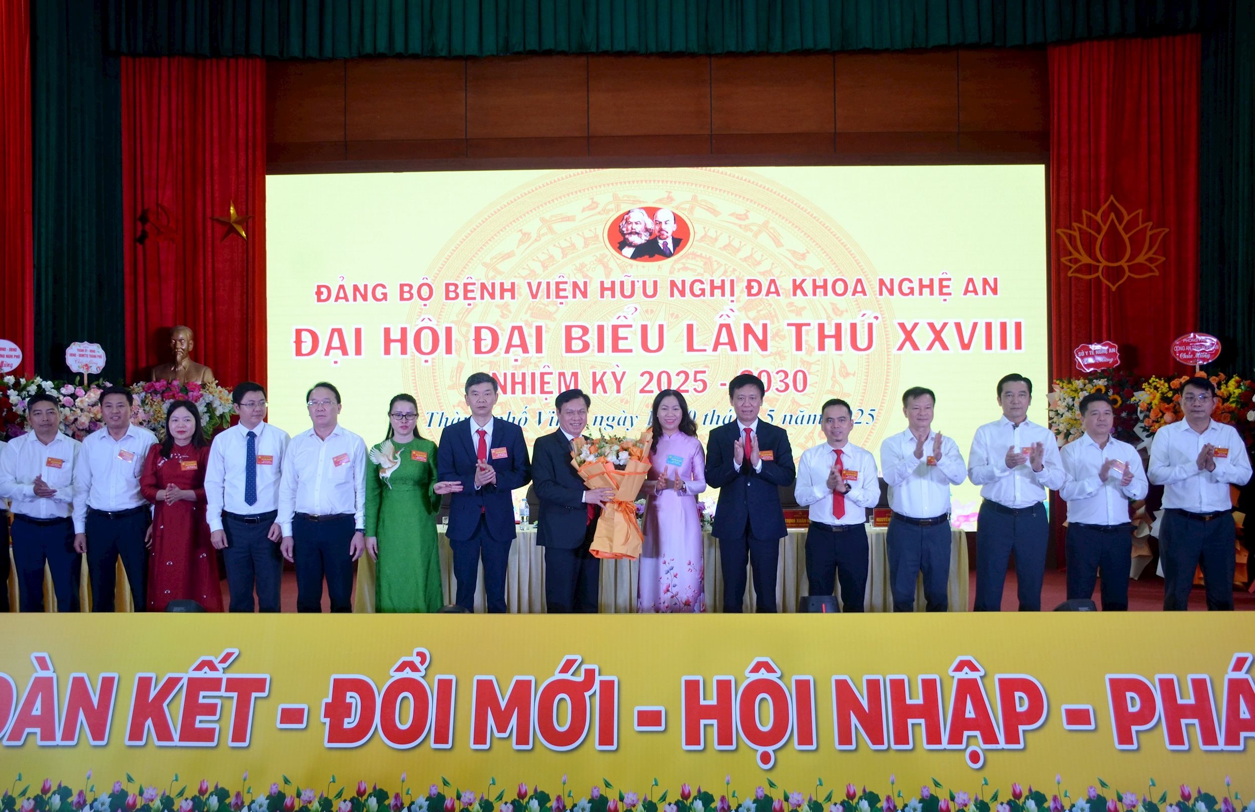 Đồng chí Nguyễn Văn Hương tái đắc cử Bí thư Đảng ủy Bệnh viện Hữu nghị Đa khoa Nghệ An