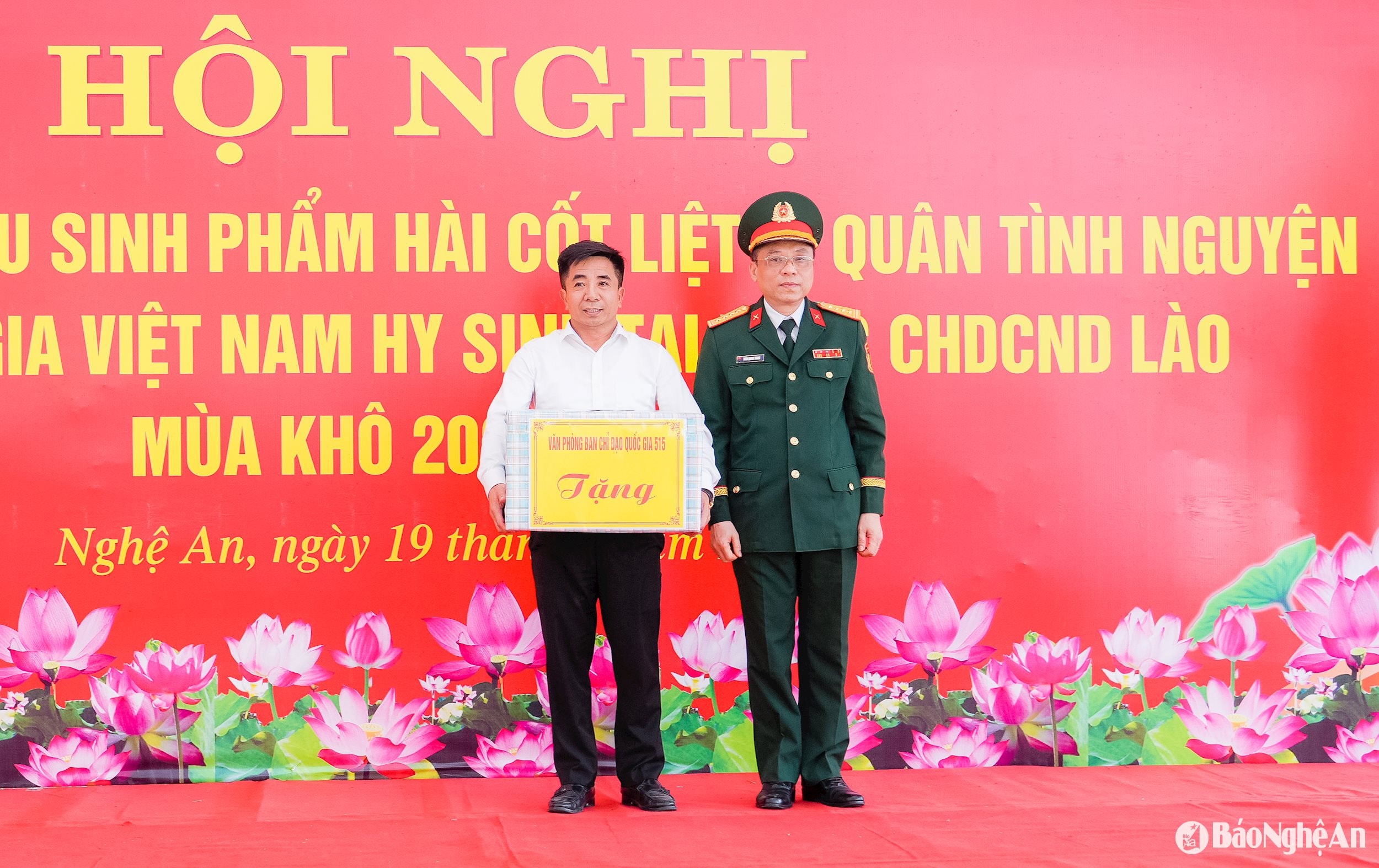 Đoàn đại biểu Ban Chỉ đạo Quốc gia 515 trao tặng quà cho đại diện Ban quản lý Nghĩa trang liệt sĩ huyện Nghi Lộc. Ảnh: Phạm Bằng