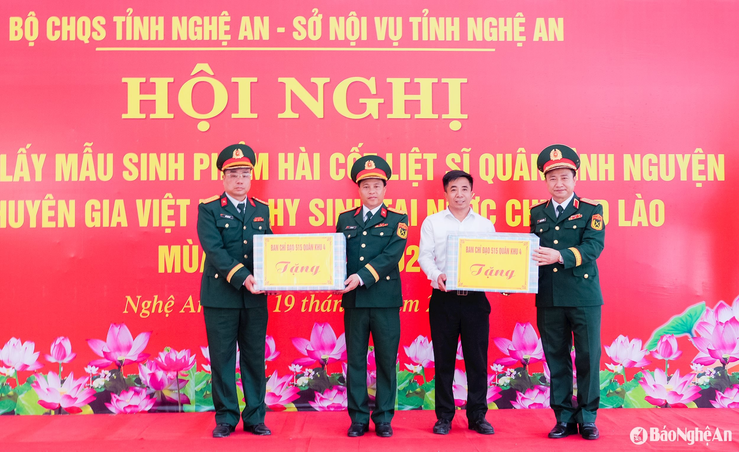 Lãnh đạo Quân khu 4 trao tặng quà cho Đội Quy tập hài cốt liệt sĩ Bộ Chỉ huy Quân sự tỉnh Nghệ An và đại diện Ban quản lý Nghĩa trang liệt sĩ huyện Nghi Lộc. Ảnh: Phạm Bằng