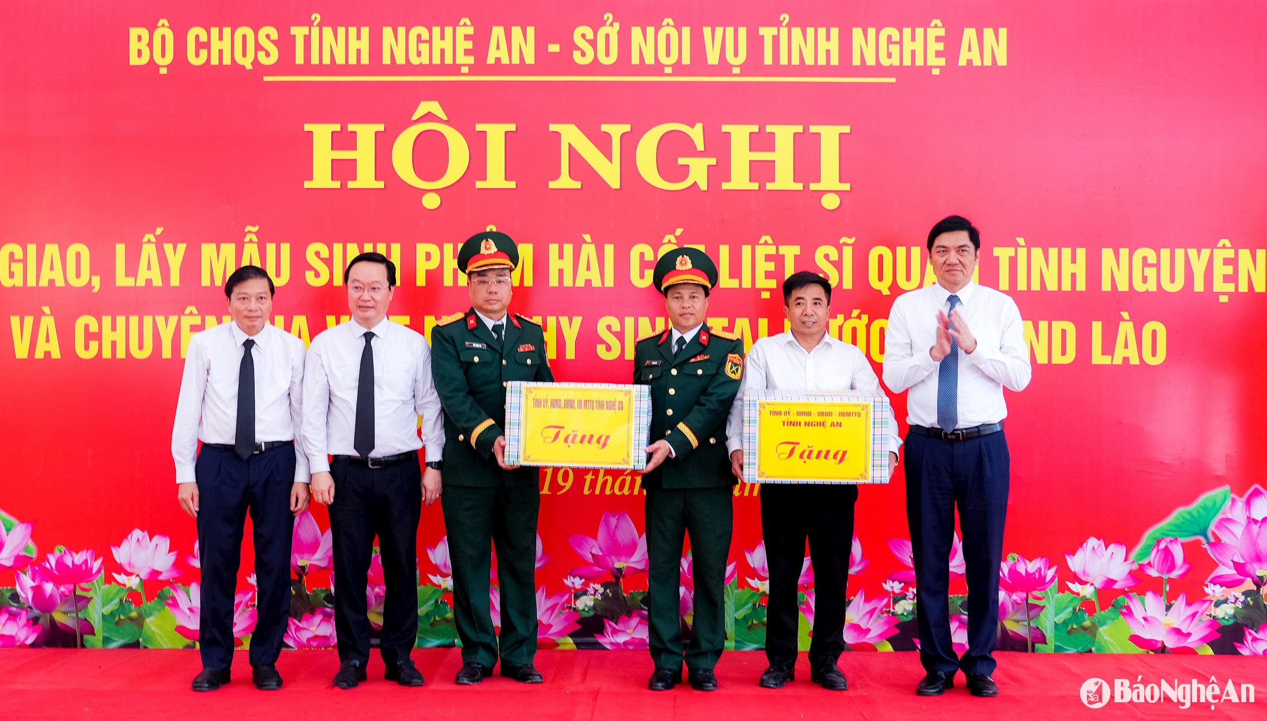 Lãnh đạo tỉnh Nghệ an trao tặng quà cho Đội Quy tập hài cốt liệt sĩ Bộ Chỉ huy Quân sự tỉnh Nghệ An và đại diện Ban quản lý Nghĩa trang liệt sĩ huyện Nghi Lộc. Ảnh: Phạm Bằng