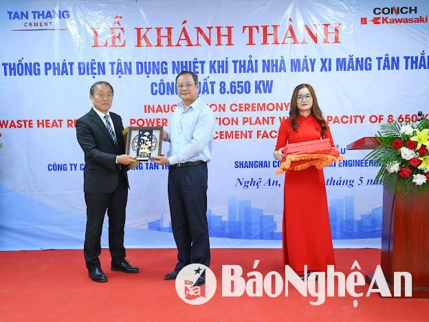 Hoàng Anh Tuấn, Tổng giám đốc Công ty cổ phần xi măng Tân Thắng, Trưởng Ban Quản lý Dự án đại diện tặng quà cho nhà thầu. Ảnh- Thành Cường