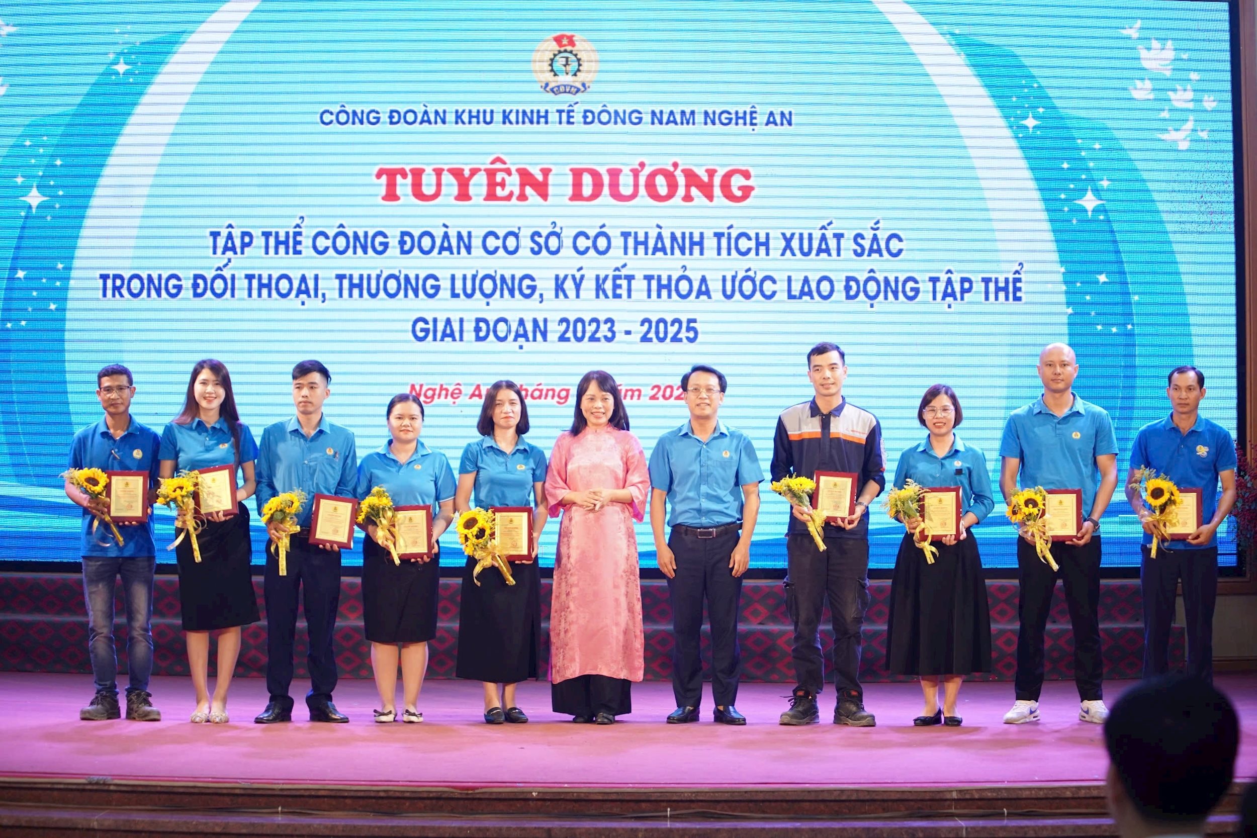 Công đoàn Khu Kinh tế Đông Nam khen thưởng 10 công đoàn cơ sở có thành tích xuất sắc trong thương lượng ký kết Thỏa ước lao động tập thể. Ảnh: Trần Vân
