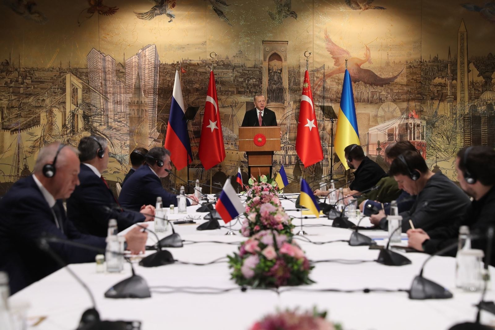 Tổng thống Thổ Nhĩ Kỳ Recep Tayyip Erdogan (giữa) trong cuộc gặp phái đoàn Nga (trái) và Ukraine (phải) tại thành phố Istanbul. Ảnh AFP