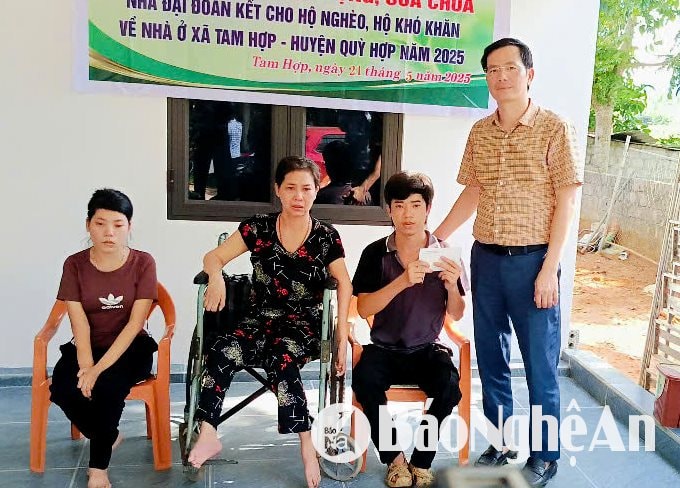 សមមិត្ត Nguyen Van Hai - អនុប្រធាននាយកដ្ឋានសំណង់ Nghe An បានភ្ជាប់ទំនាក់ទំនងជាមួយមិត្តភ័ក្តិជួយឧបត្ថម្ភថវិកាដែលនៅសេសសល់ដើម្បីជួយលោកស្រី Quy និងកូនៗសាងសង់ផ្ទះ។ (1)