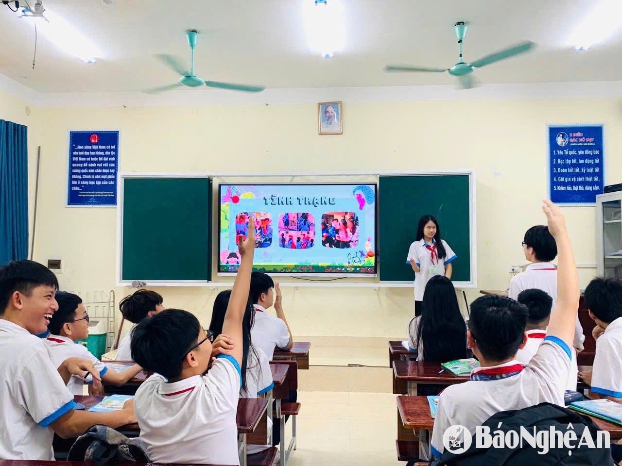 Học sinh Trường Phổ thông Thực hành Sư phạm Đại học Vinh tham gia cuộc thi về