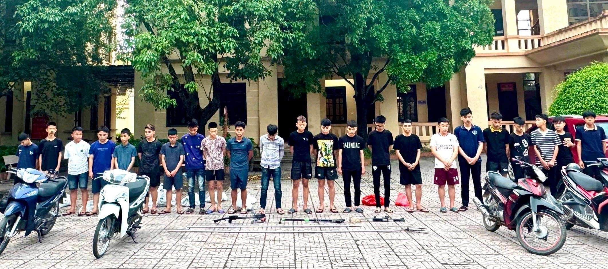 Các đối tượng và tang vật bị thu giữ tại cơ quan điều tra. Ảnh: Quỳnh Trang