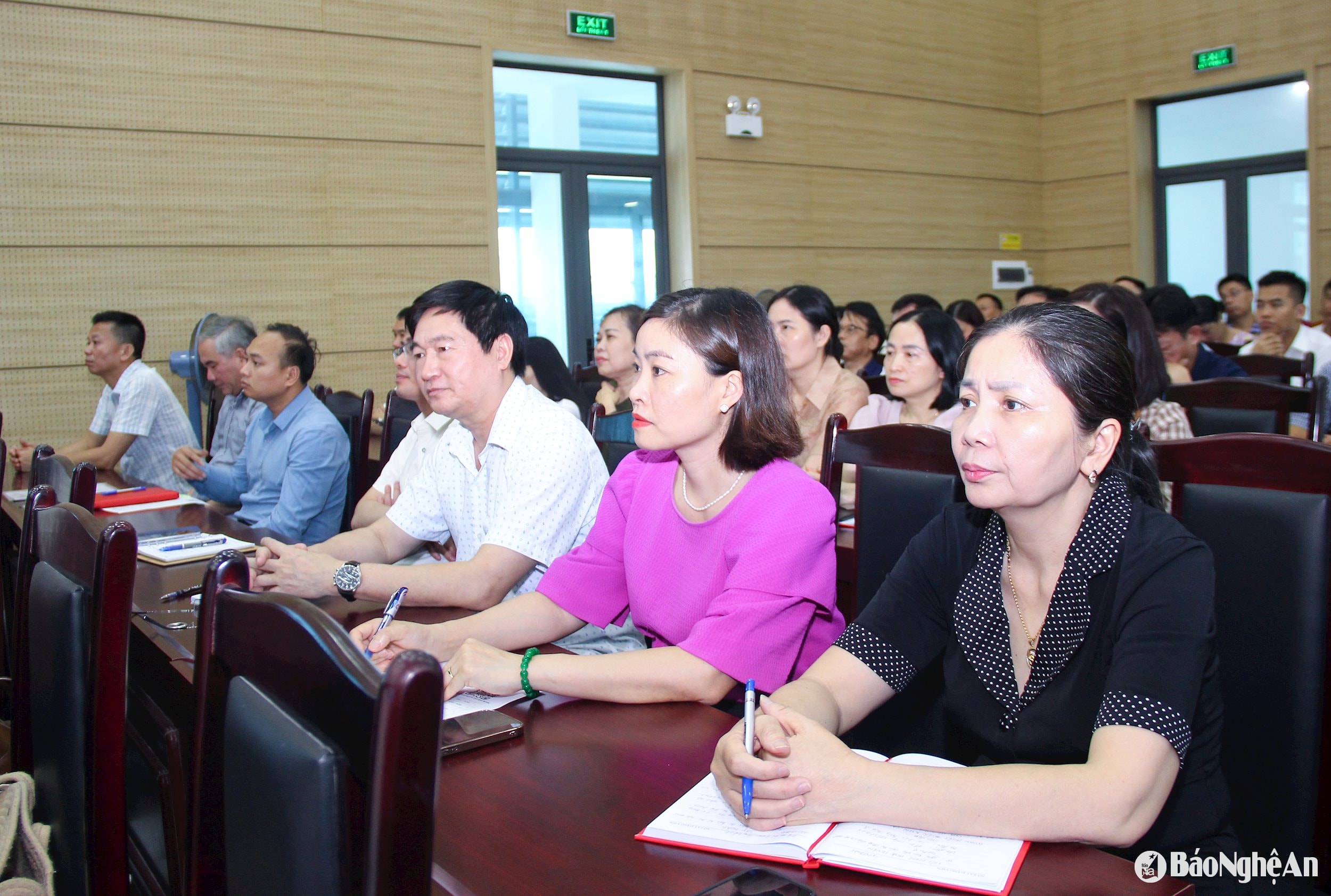 Cán bộ các tổ chức cơ sở Đảng trực thuộc tham gia hội nghị tập huấn. Ảnh Mai Hoa