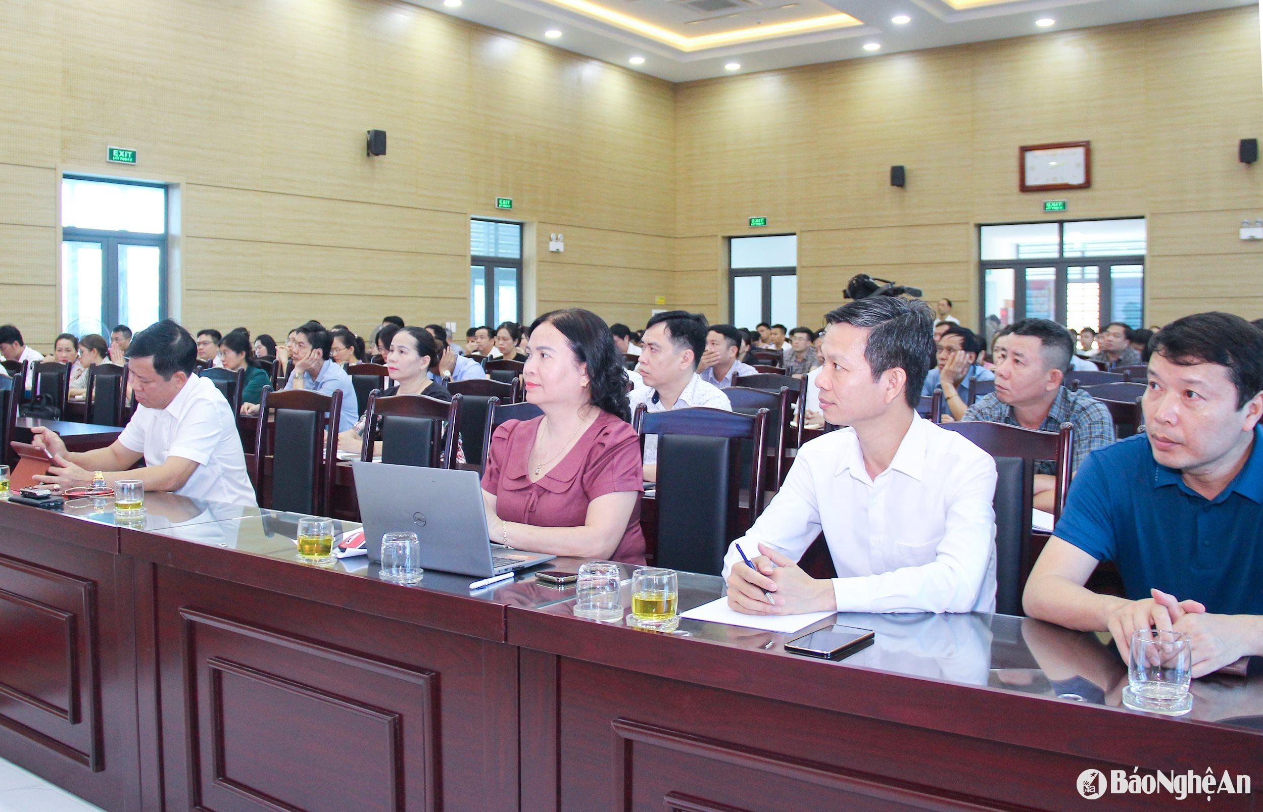 Lãnh đạo các