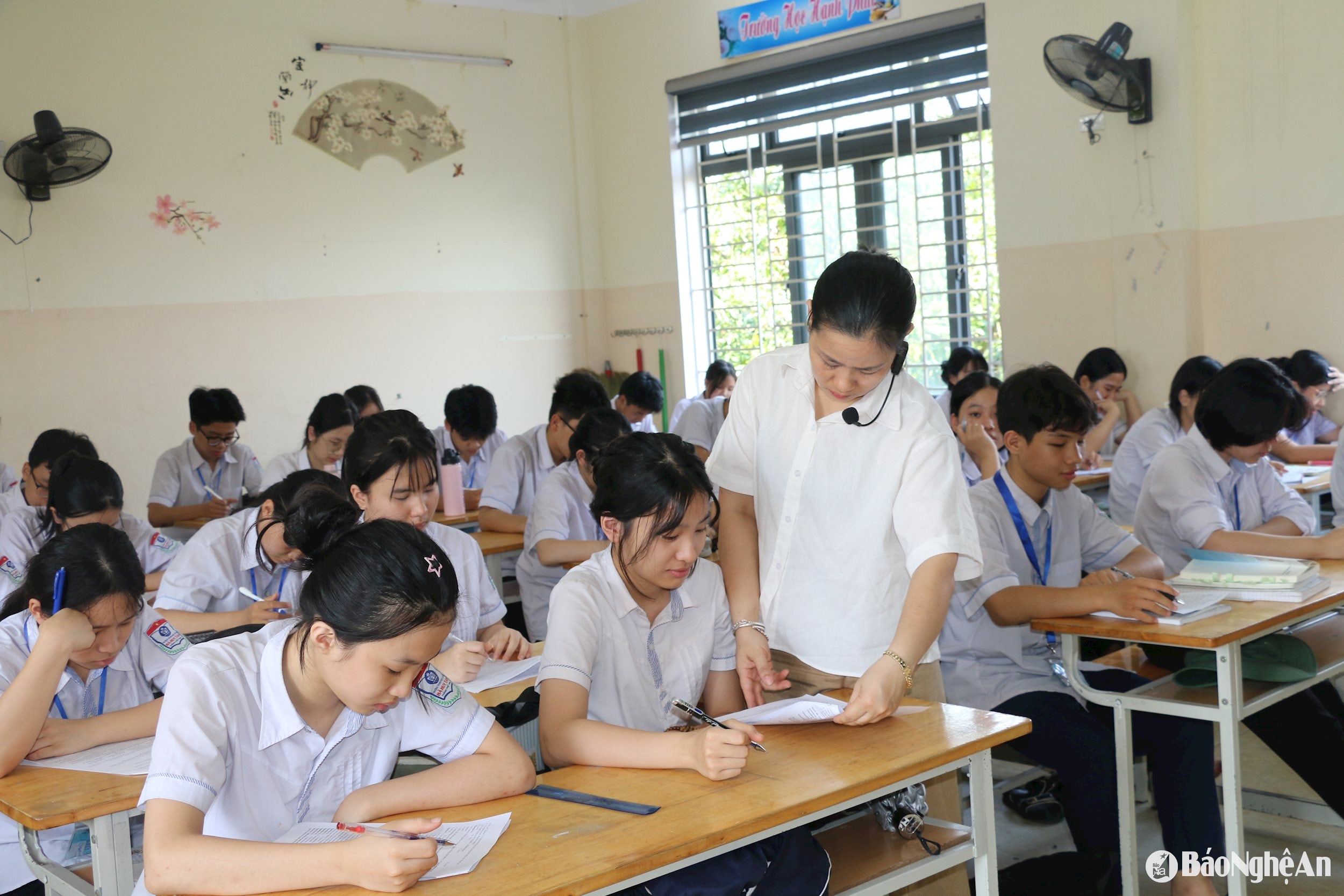 Buổi ôn tập môn Tiếng Anh của học sinh lớp 9 - Trường THCS Hà Huy Tập - thành phố Vinh. Ảnh - Mỹ Hà