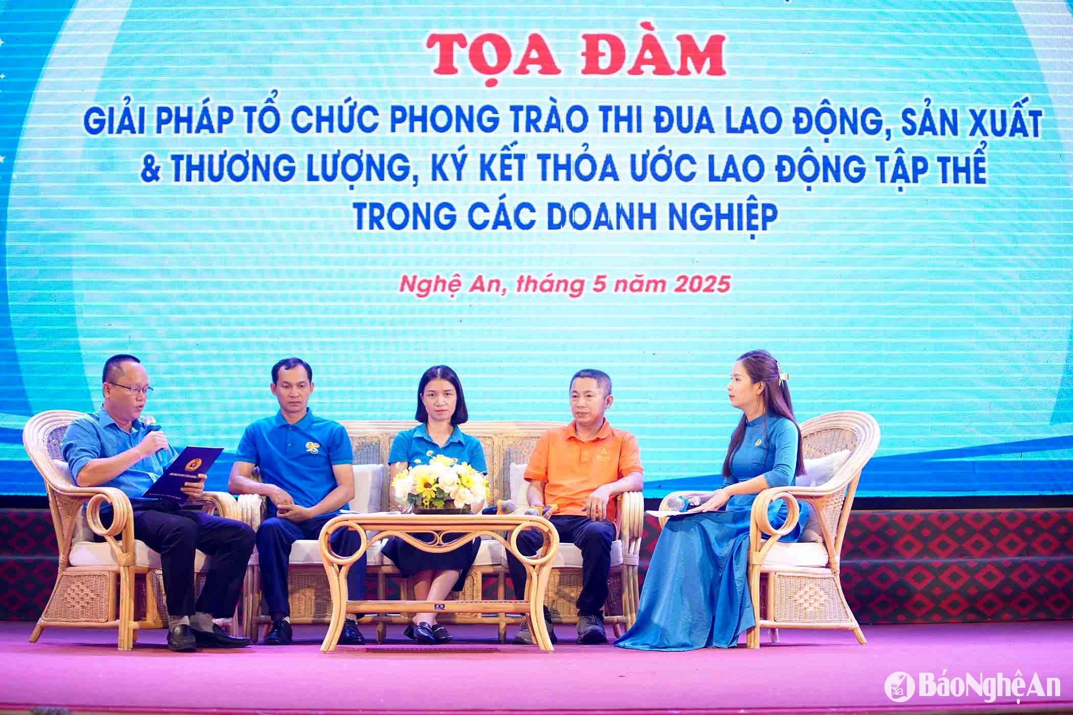 The Southeast Economic Zone Trade Union organized a discussion on solutions for signing and implementing the Collective Labor Agreement. Photo by Tran Van (1)