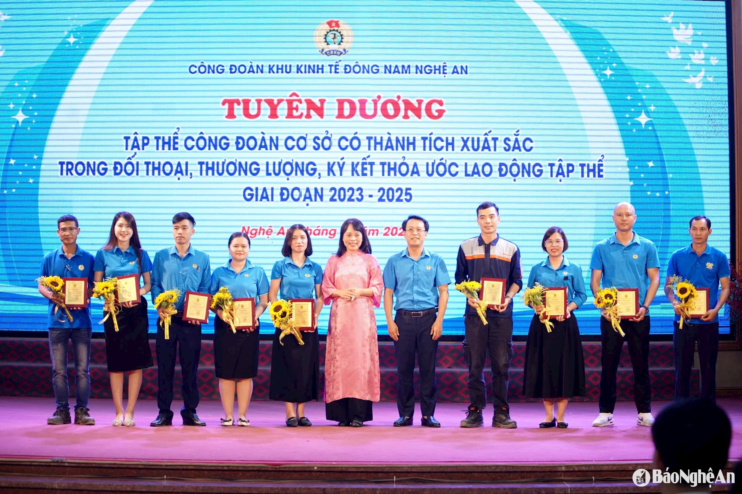 The Southeast Economic Zone Trade Union organized a discussion on solutions for signing and implementing the Collective Labor Agreement. Photo by Tran Van (2)