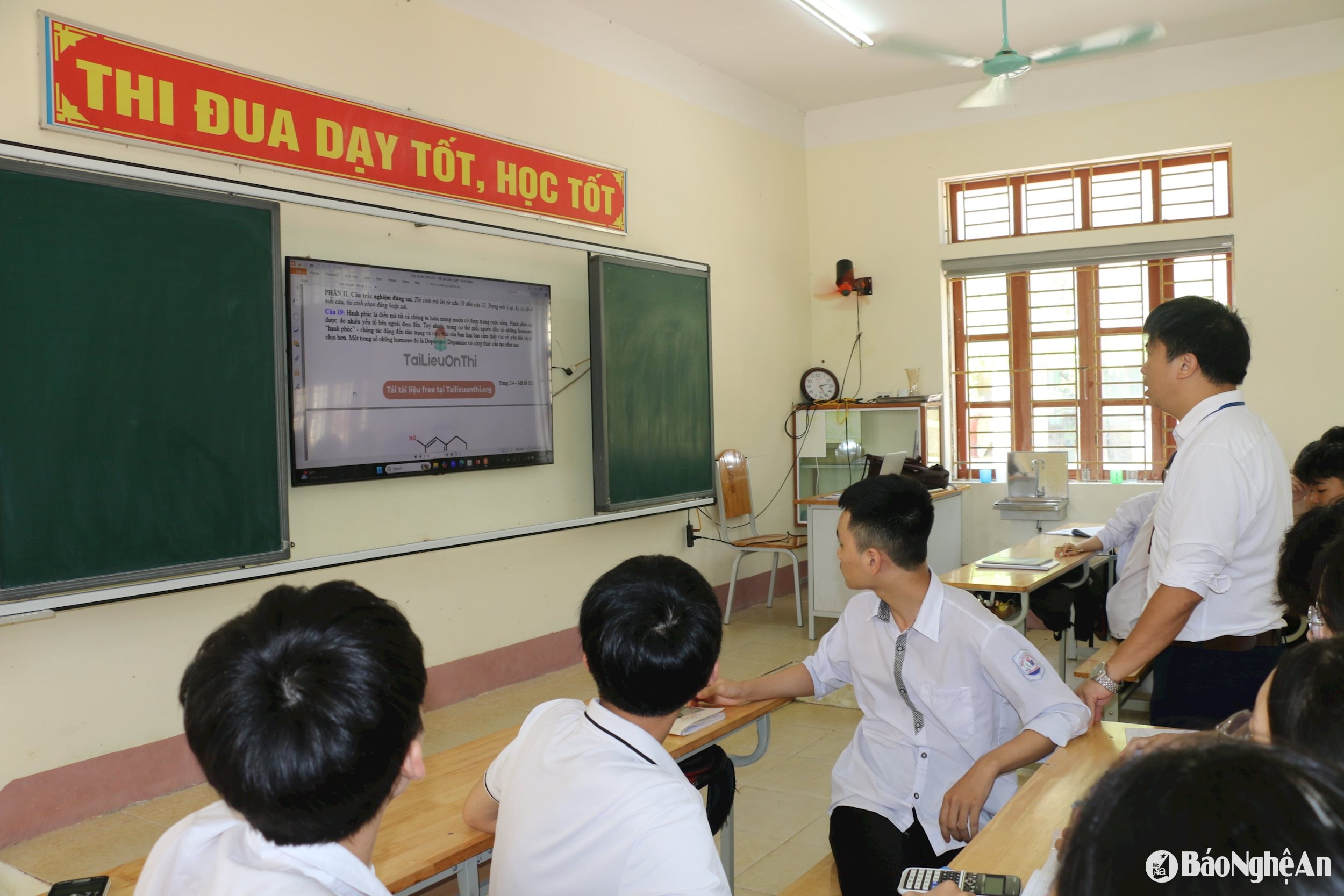 Giờ học của học sinh lớp 12 - Trường THPT Đô Lương 3. Ảnh - Mỹ Hà