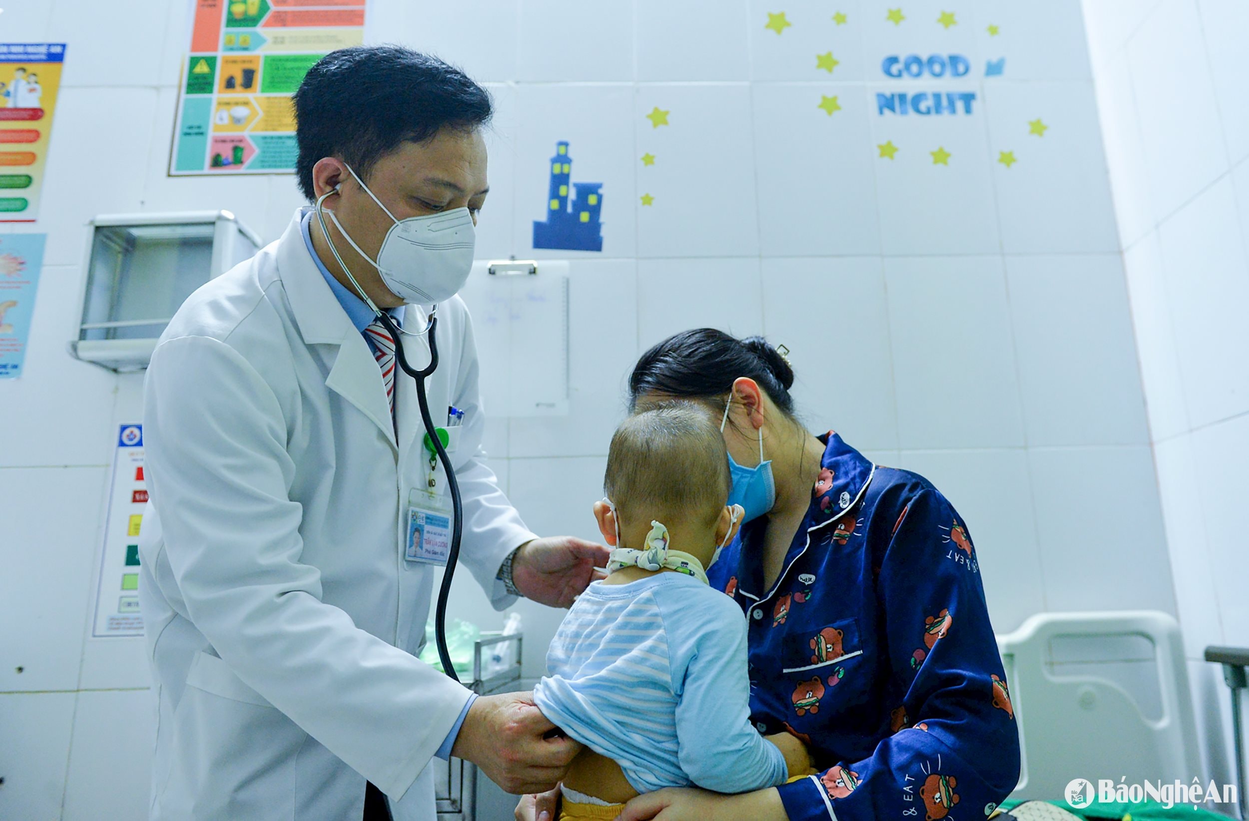 Khám cho trẻ gặp vấn đề sức khoẻ do Hậu Covid-19 ở Bệnh viện Sản Nhi Nghệ An. Ảnh Thành Cường(2)