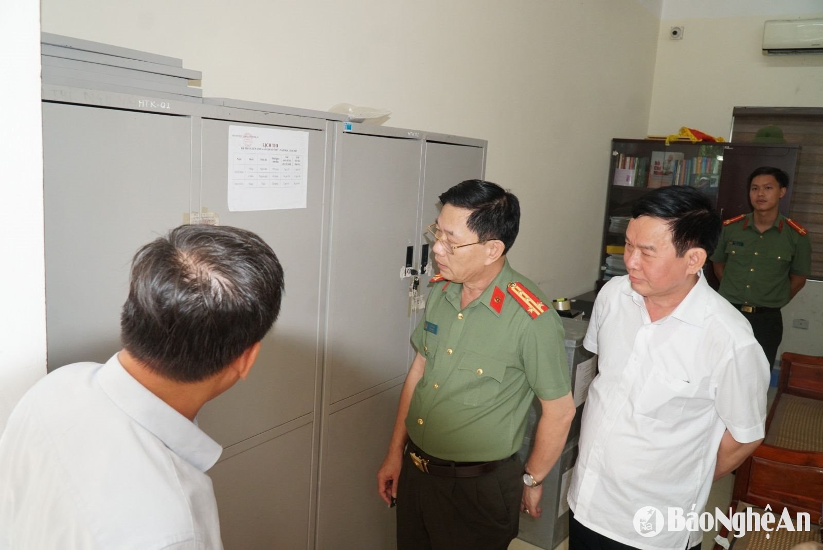 Ông Đào Công Lợi (áo trắng) kiểm tra công tác chuẩn bị Kỳ thi tuyển sinh vào lớp 10 trong năm 2024. Ảnh - Mỹ Hà