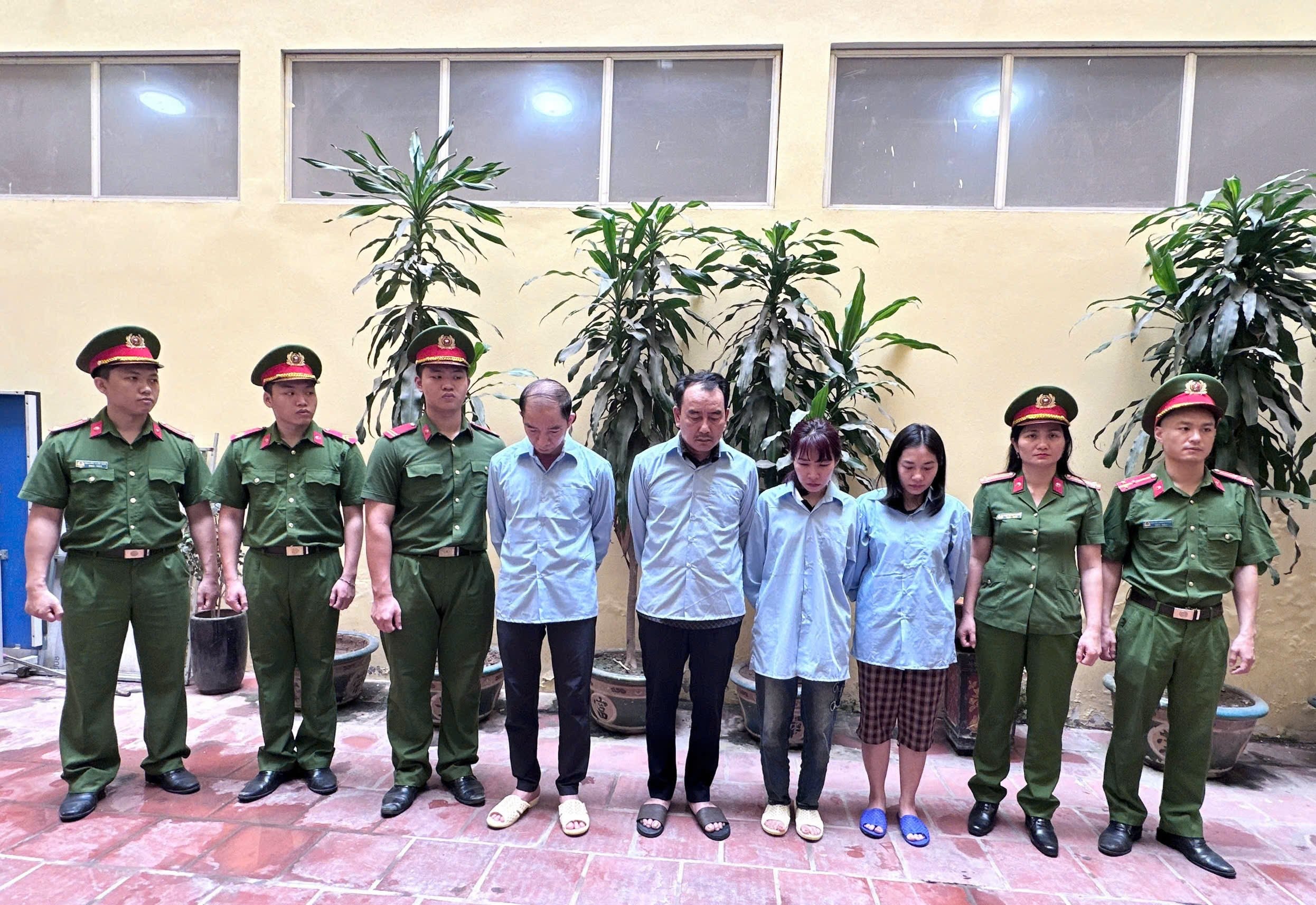Các bị can vừa bị khởi tố.