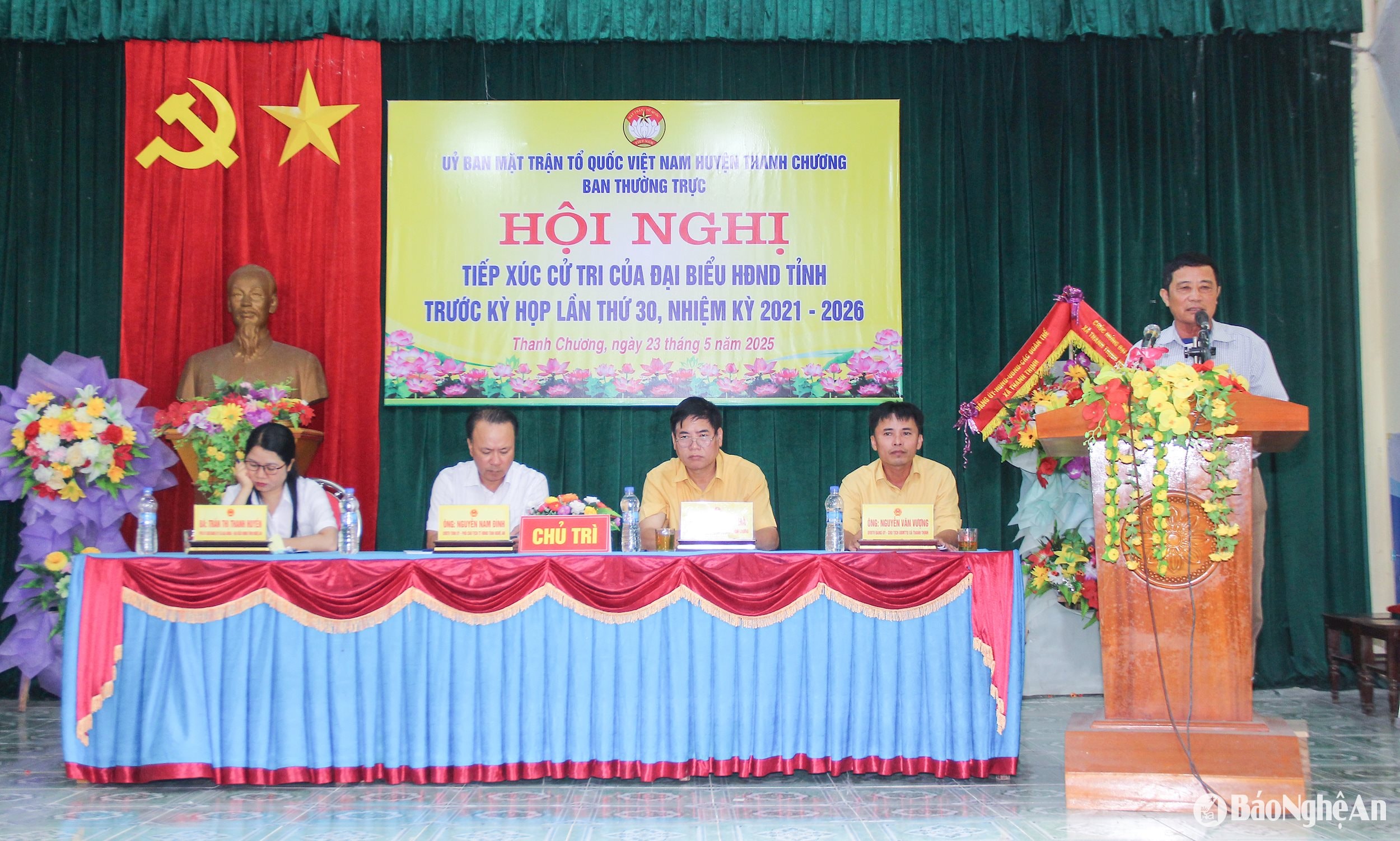 Các đại biểu HĐND tỉnh và chủ trì điều hành hội nghị.