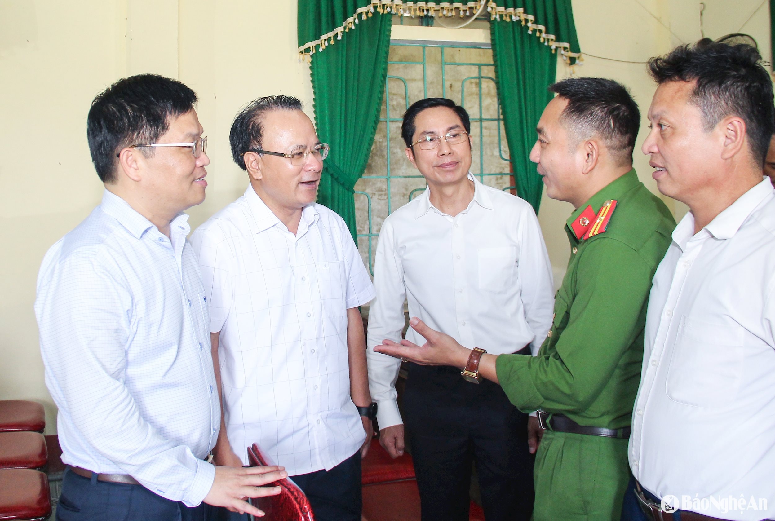 Đồng chí Nguyễn Nam Đình - Uỷ viên Ban Thường vụ Tỉnh uỷ, Phó Chủ tịch Thường trực HĐND tỉnh trao đổi với cử tri huyện Thanh Chương liên quan đến sắp xếp tổ chức bộ máy. Ảnh: Mai Hoa