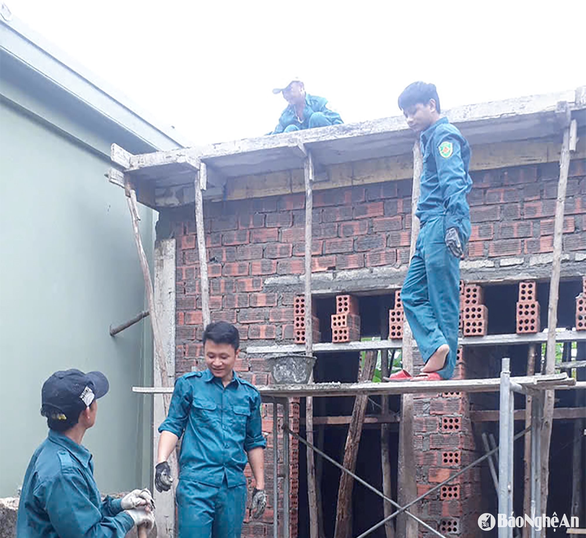 Huy động dân quân tự vệ làm nhà ở cho người nghèo tại huyện Yên Thành