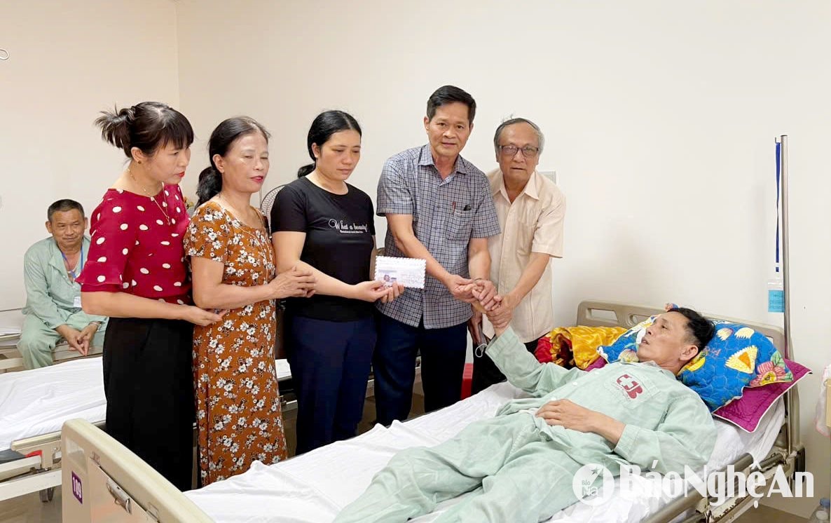 Nhóm Nghĩa Tình có 16 thành viên , sáng 23/5, đại diện Nhóm đã đến Bệnh viện Ung bướu Nghệ An cơ sở 2, nơi anh Ngô Xuân Tuyển (SN 1975) ở xóm Thọ Sơn, xã Thọ Hợp, huyện Quỳ Hợp điều trị ung thư để trao số tiền 10,8 triệu đồng cho gia đình. Ảnh: PV