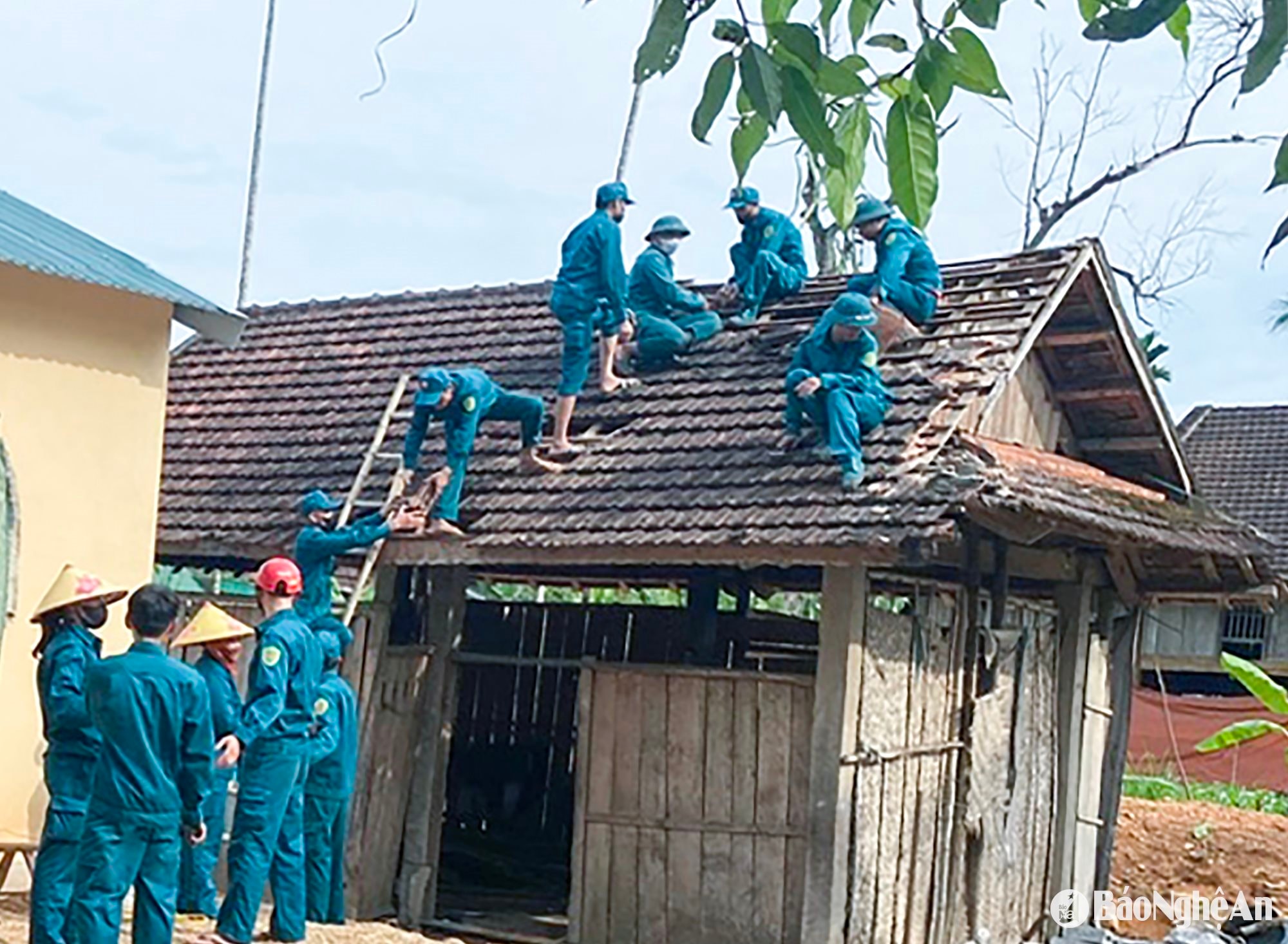 Xã Mậu Đức (huyện Con Cuông) huy động lực lượng dân quân tự vệ hỗ trợ người dân phá dỡ nhà cũ, xây dựng nhà mới