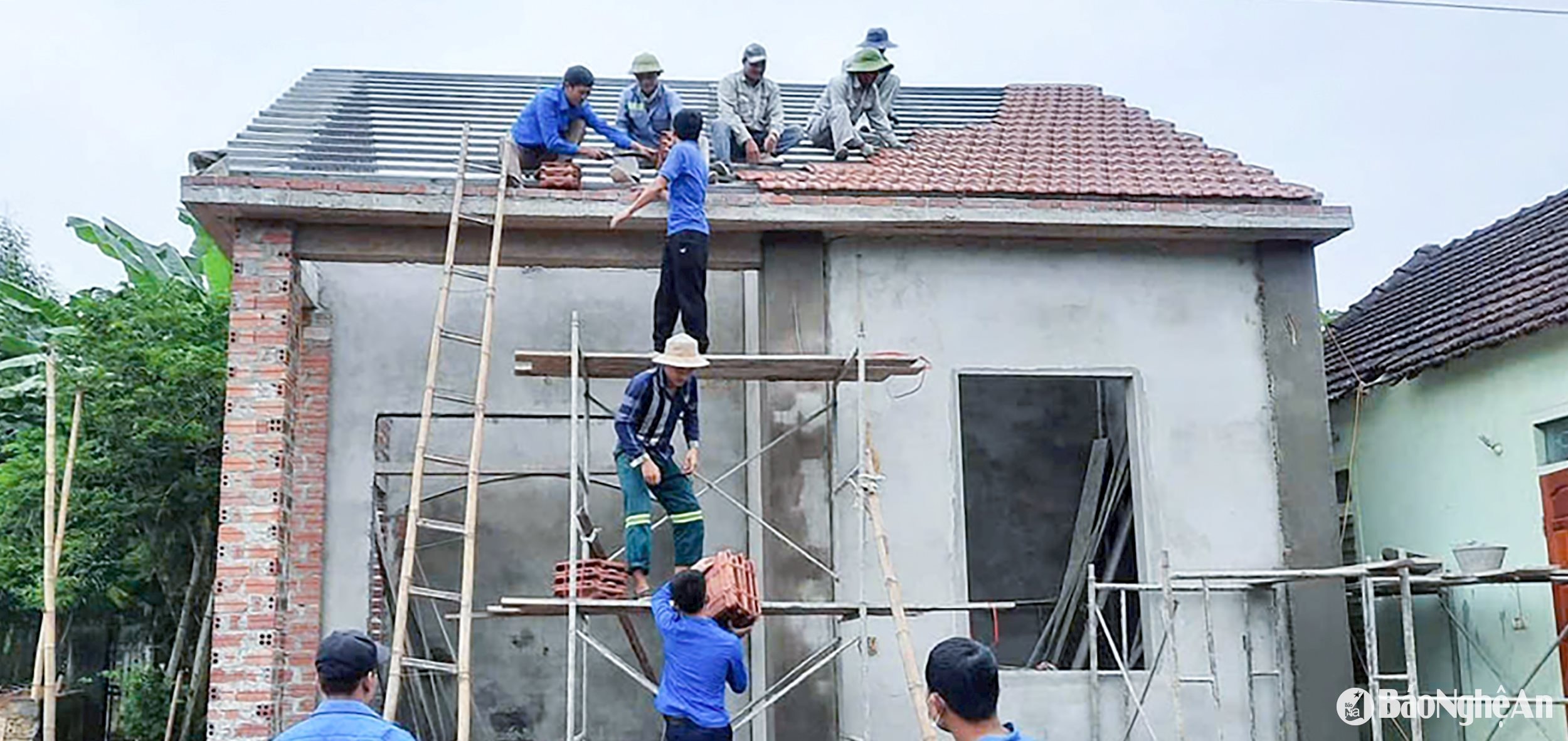 Xã Tây Hiếu (thị xã Thái Hoà) huy động các lực lượng hỗ trợ người dân làm nhà ở. Ảnh- Mai Hoa