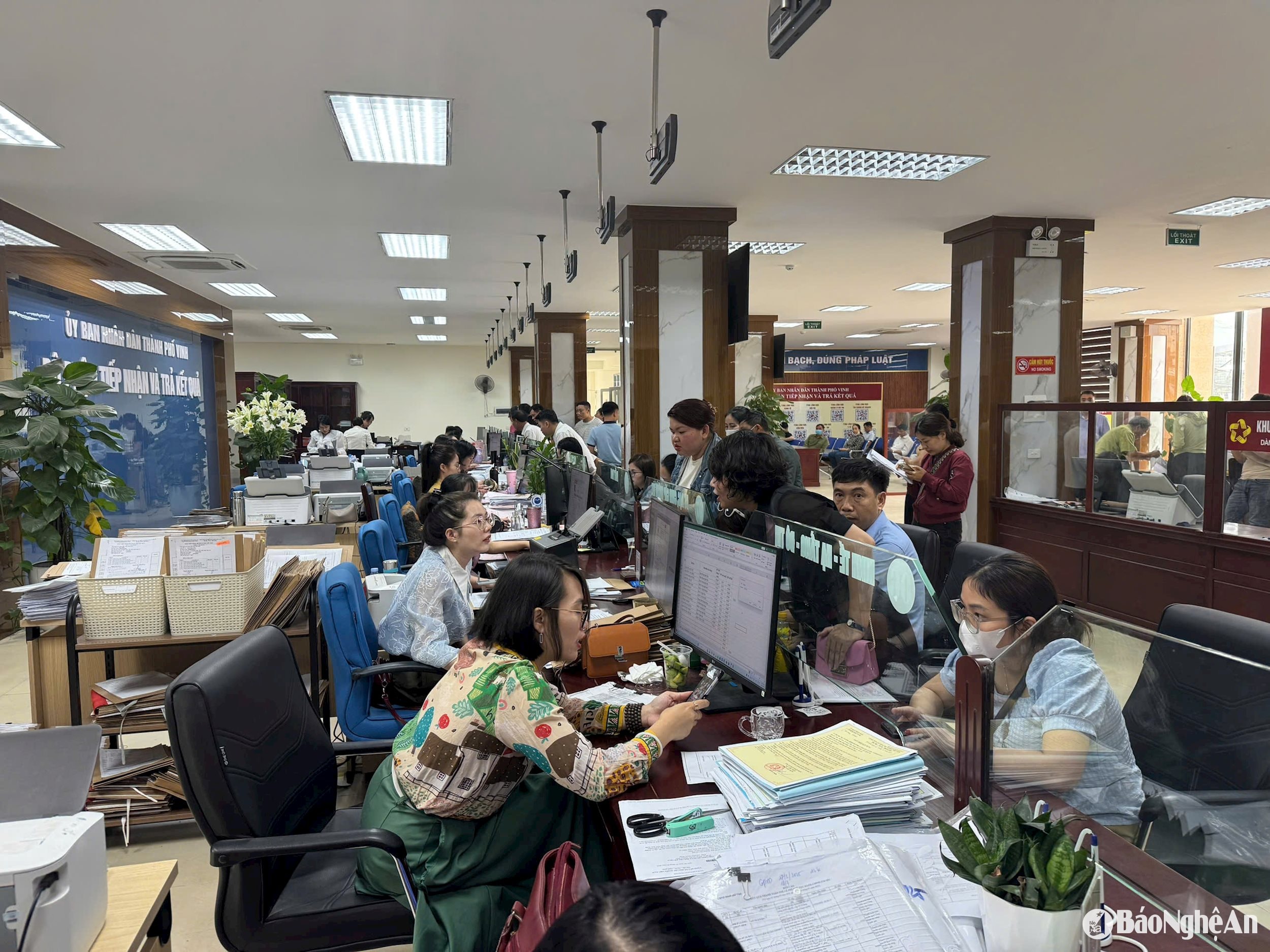 Người dân đến làm thủ tục về đất đai tại Trung tâm Phục vụ hành chính công thành phố Vinh. Ảnh: Nguyễn Hải