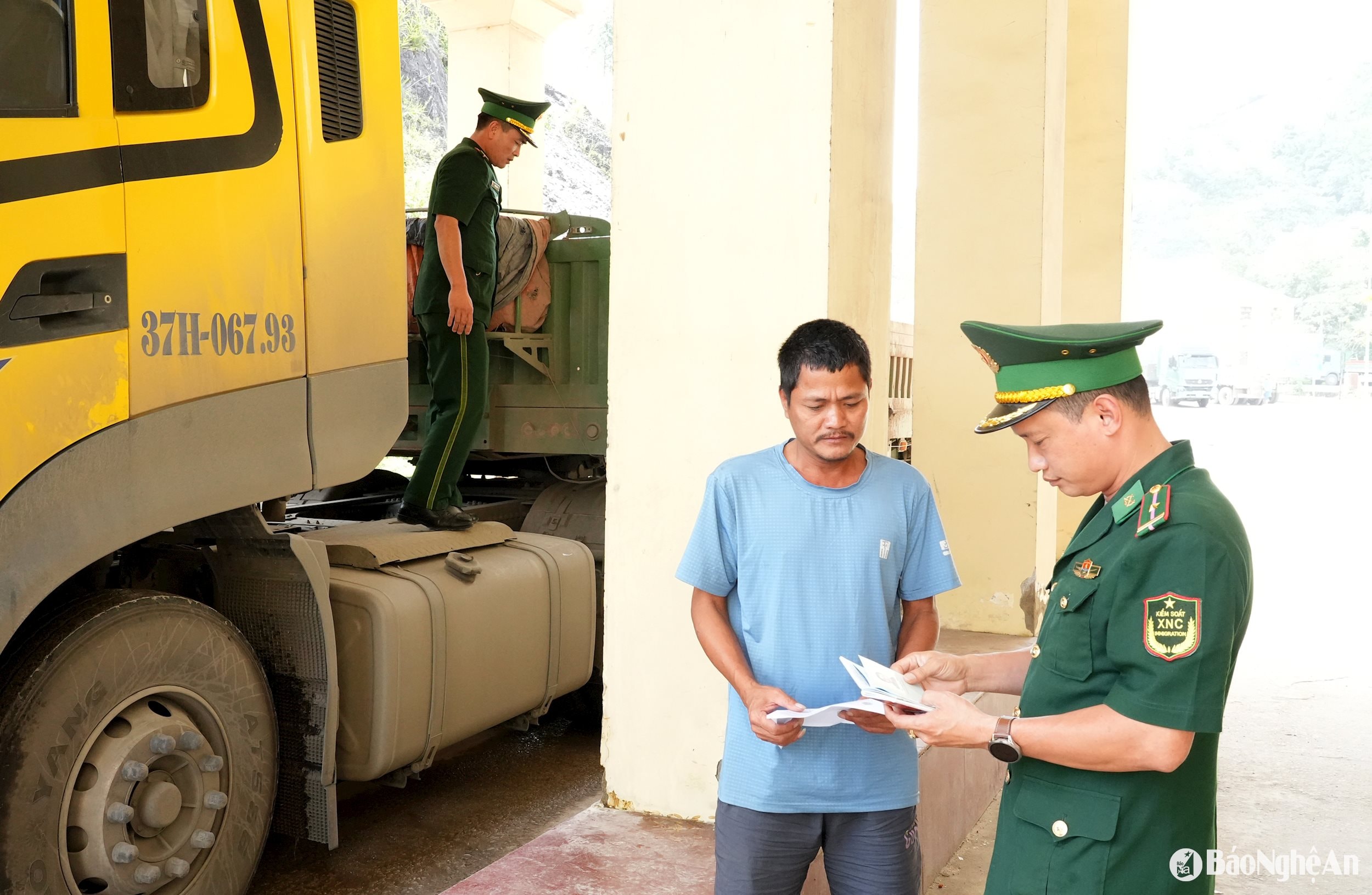 Để đảm bảo an ninh biên giới và ổn định hoạt động giao thương tại cửa khẩu, các lực lượng chức năng đã phối hợp chặt chẽ trong việc tuần tra, giám sát, đặc biệt tập trung vào phát hiện, ngăn chặn các hành vi buôn lậu, vận chuyển hàng cấm, xuất nhập cảnh trái phép. Trong ảnh, lực lượng Biên phòng kiểm tra giấy tờ của phương tiện chuẩn bị xuất cảnh. Ảnh: Tiến Đông