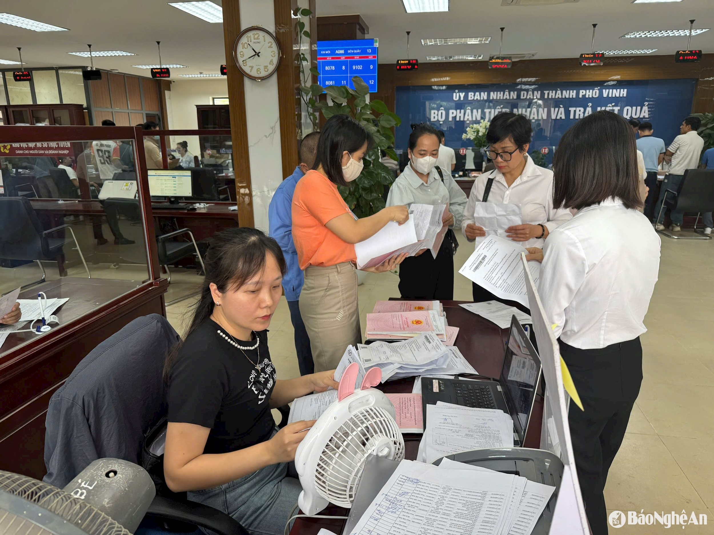 Hồ sơ chuyển mục đích và tách, hợp thửa chiếm trên 60% hồ sơ hành chính tại Trung tâm Phục vụ hành chính công thành phố Vinh. Ảnh: Nguyễn Hải