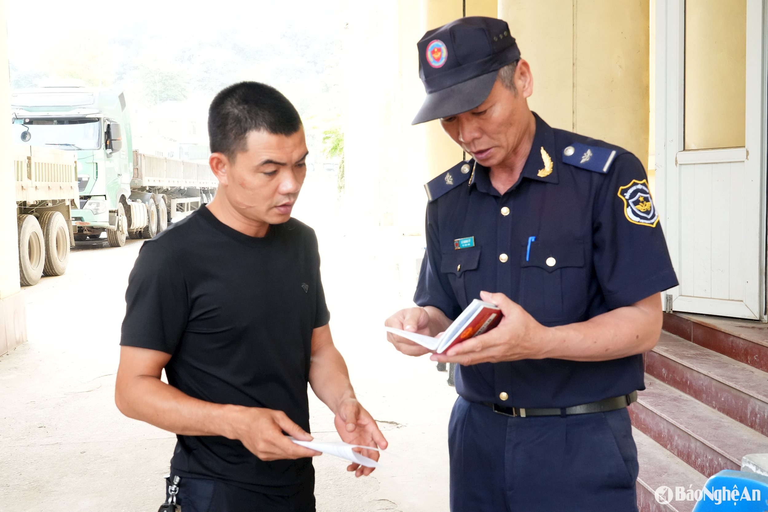 Tại Cửa khẩu Quốc tế Nậm Cắn, ngoài lực lượng Biên phòng còn có lực lượng Hải quan, Công an, Kiểm dịch để kiểm soát người, phương tiện, hàng hoá qua lại giữa hai bên biên giới. Ảnh: Tiến Đông