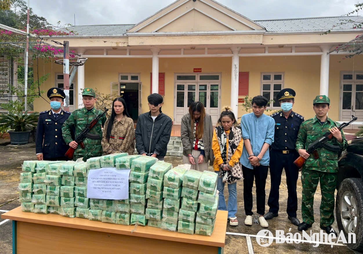 Các đối tượng và tang vật thu giữ được trong vụ bắt giữ 70kg ketamine vào ngày 4/11/2024. Ảnh: CQCNCC