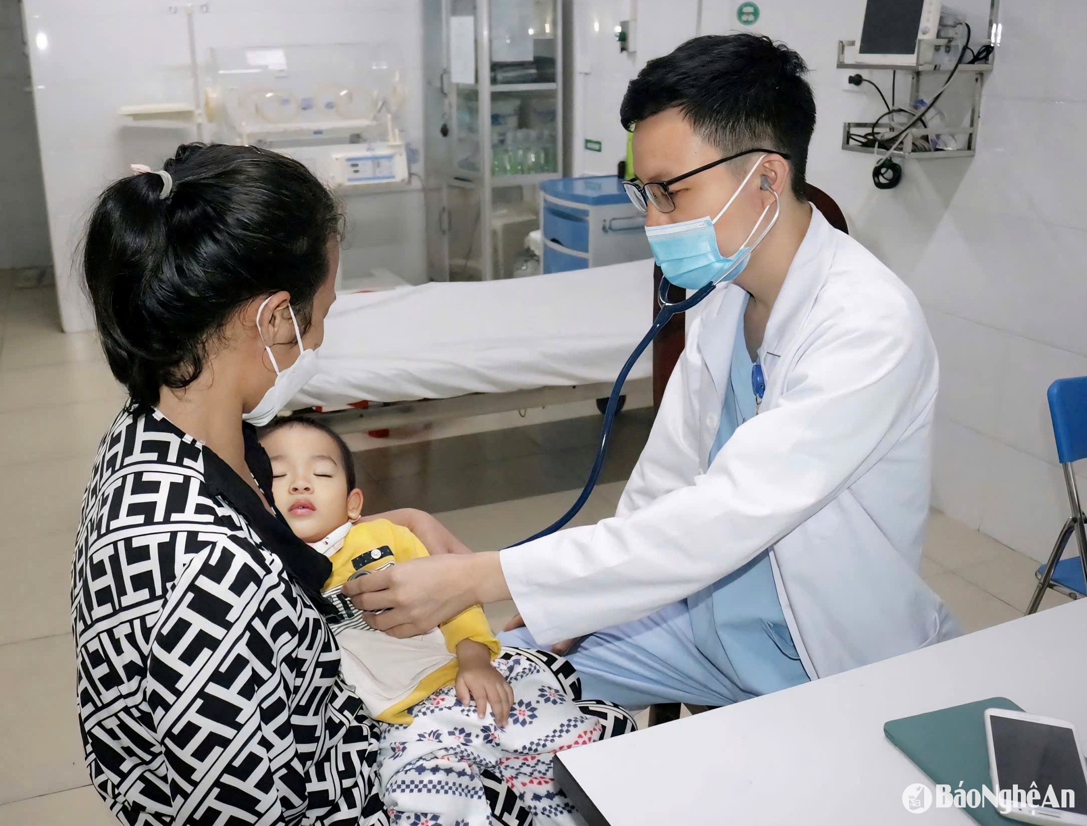 គ្រូពេទ្យពិនិត្យអ្នកជំងឺ