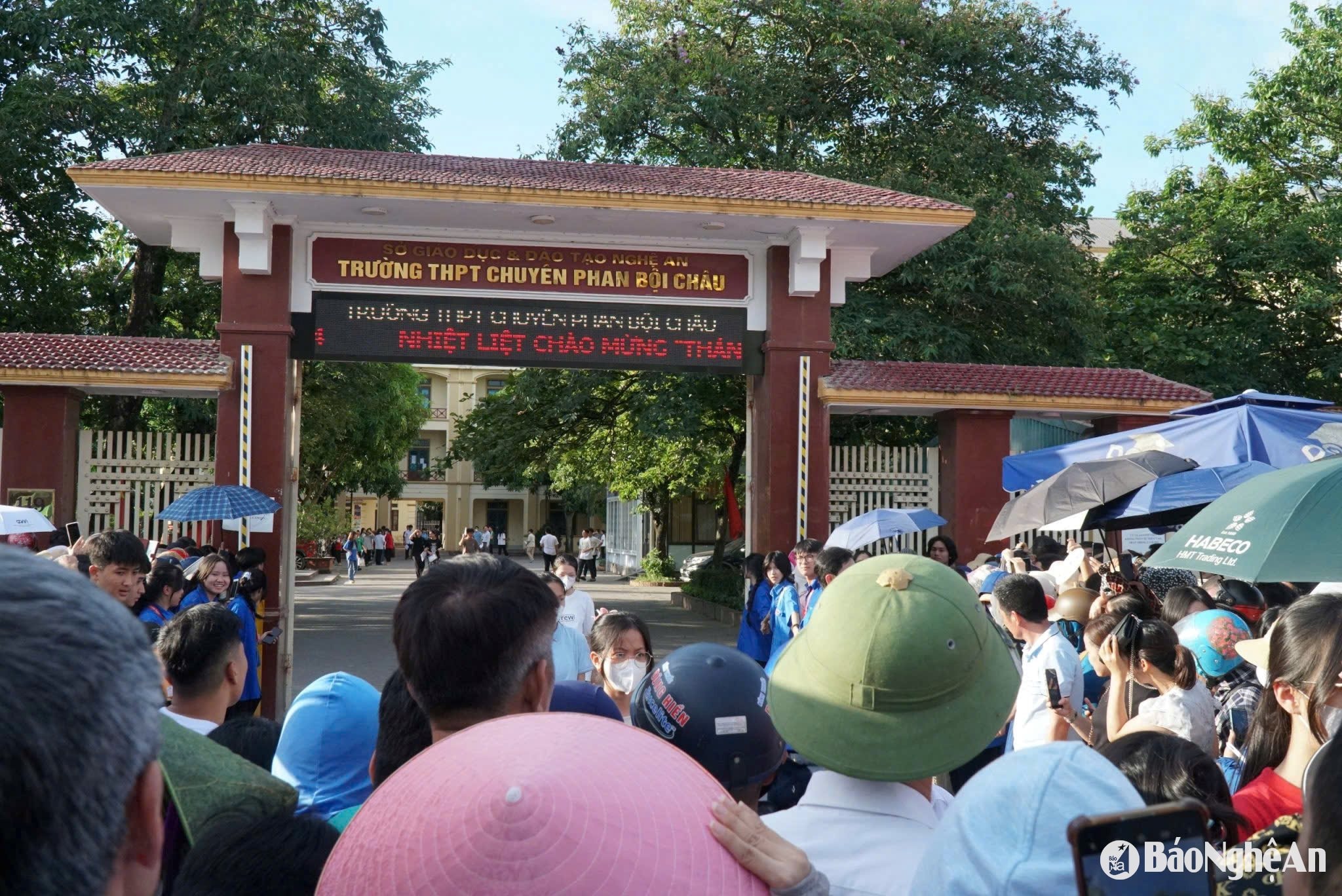 Thí sinh dự thi vào lớp 10 - Trường THPT chuyên Phan Bội Châu năm học 2024 - 2025. Ảnh - Mỹ Hà