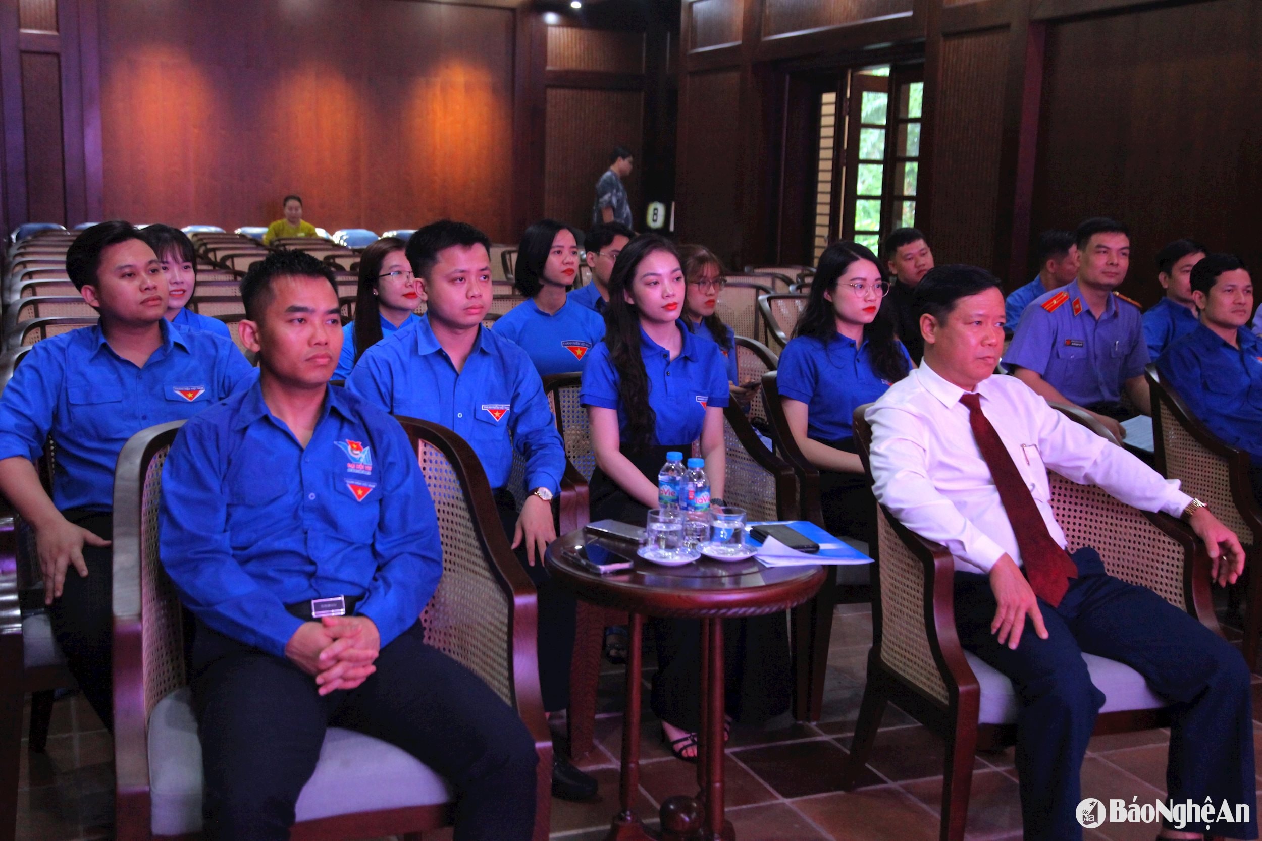 Chương trình có sự tham dự của đồng chí Trần Quang Hòa – Phó Bí thư Đảng ủy các cơ quan Đảng tỉnh Nghệ An (áo trắng). Ảnh: Ngân Hạnh