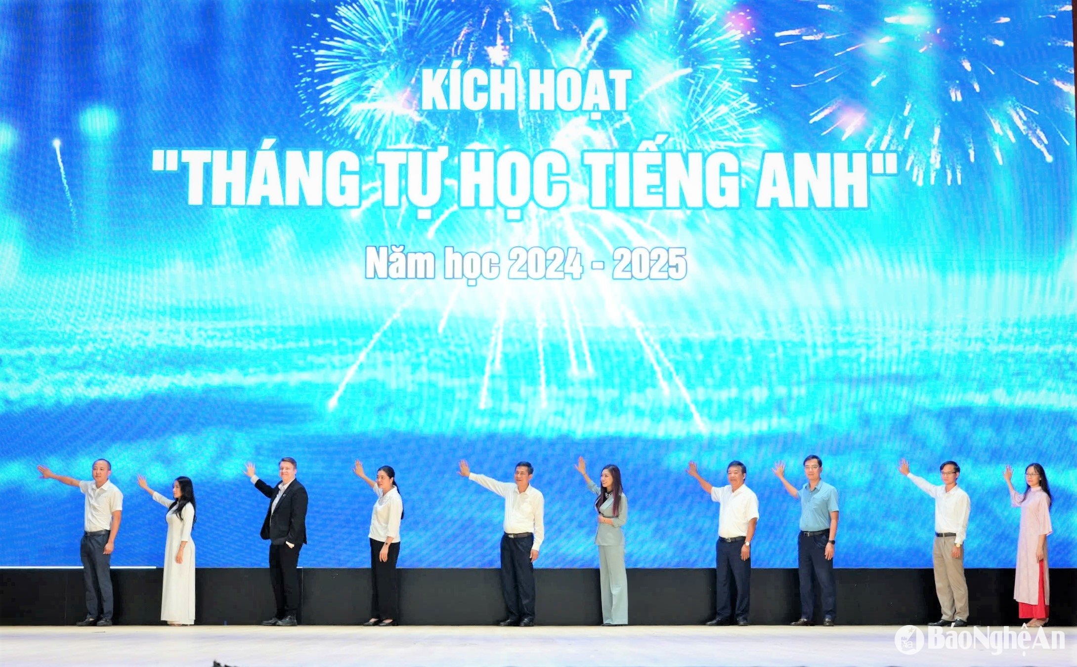 Các đại biểu bấm nút phát động. Ảnh - Mỹ Hà