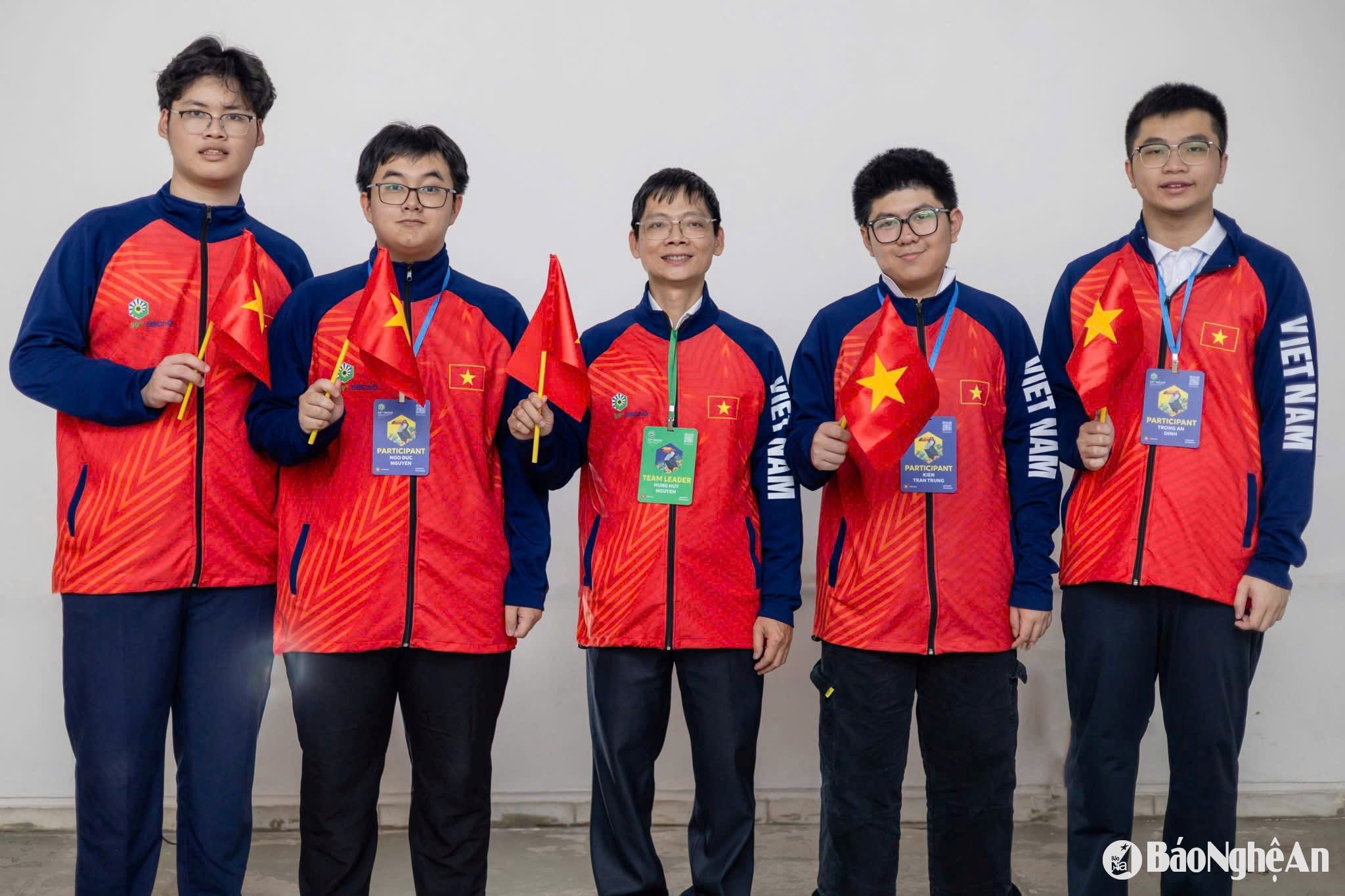 Học sinh Nguyễn Ngô Đức cùng đoàn giáo viên và học sinh tham gia Kỳ thi