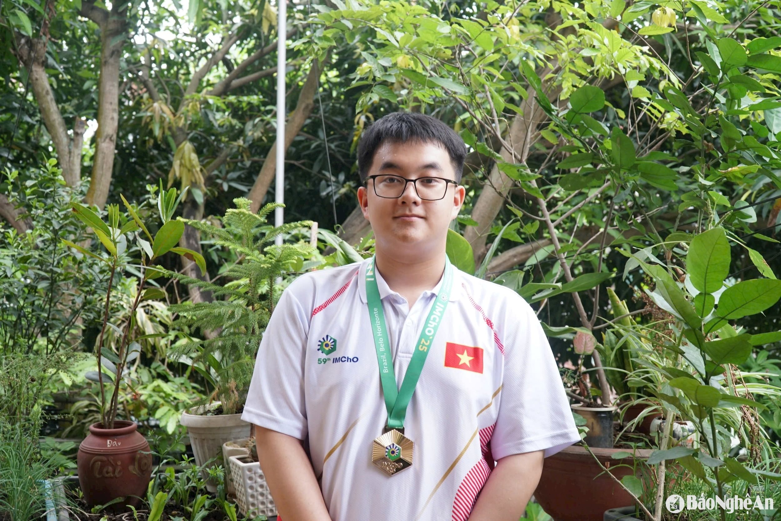 Học sinh Nguyễn Ngô Đức với 2 Huy chương Bạc và Vàng tại Kỳ thi Olympic Hoá học quốc tế Meldellvet. Ảnh - Mỹ Hà