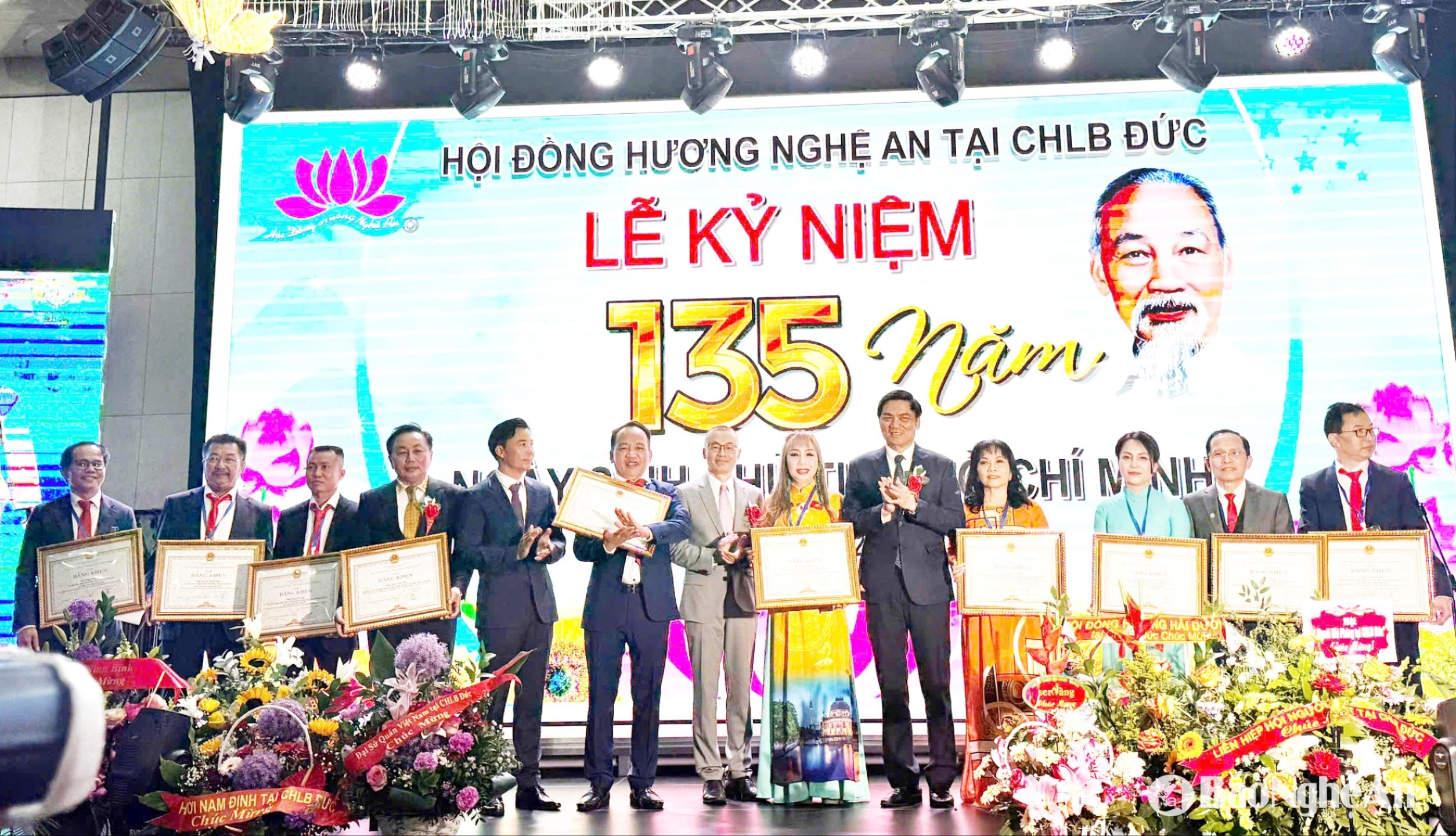 bna_5.-trao-bang-khen(1).jpg