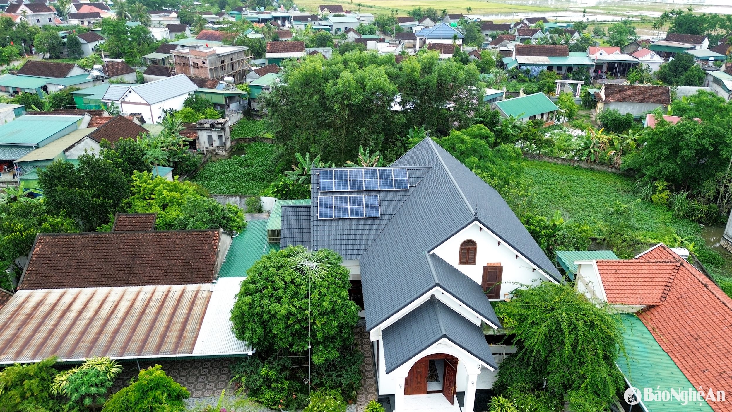 Hiện nay, nhiều gia đình vùng nông thôn lắp đặt hệ thống điện năng lượng mặt trời áp mái. Ảnh: Xuân Hoàng
