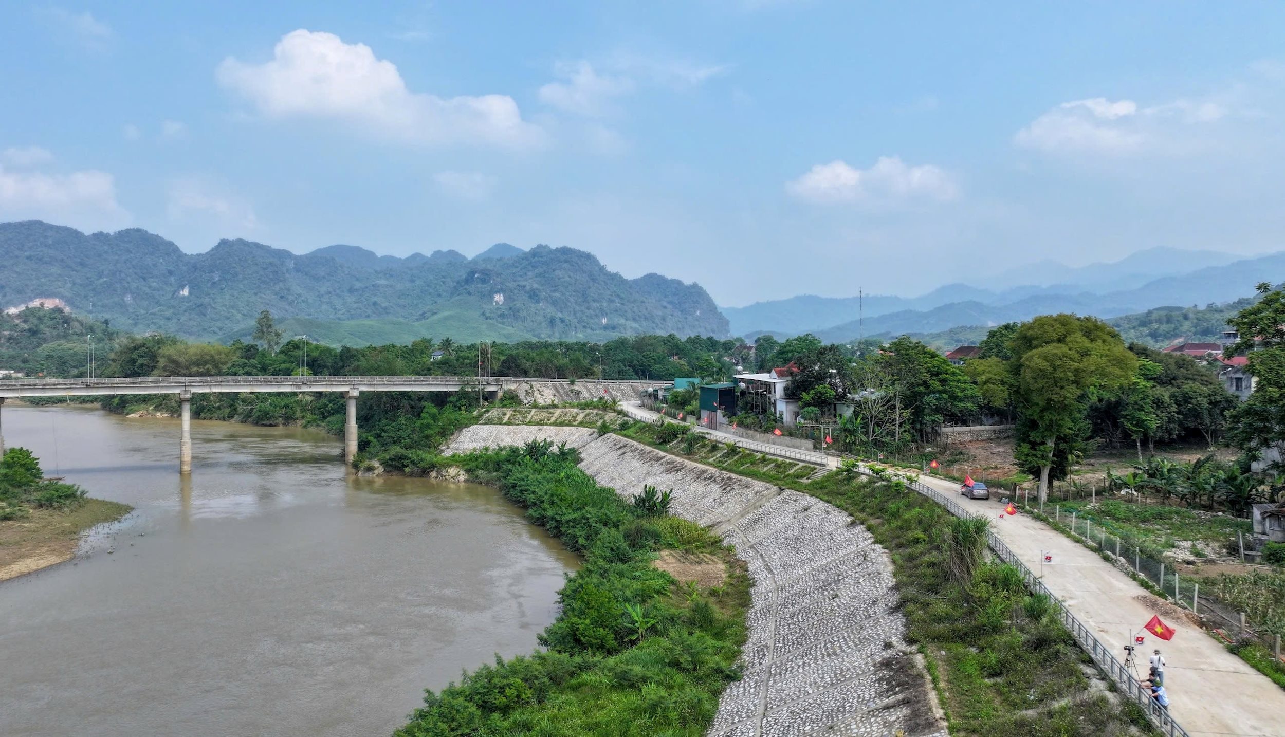 Kè sông hiếu, huyện Quỳ Châu. Ảnh: Đình Tuyên