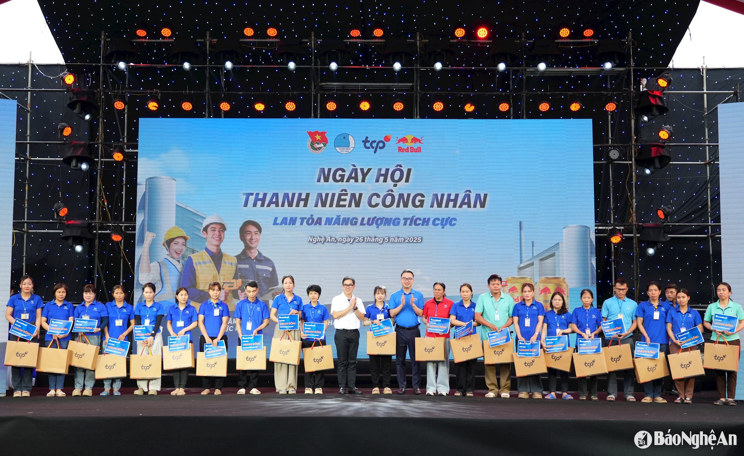 ảnh 3 người thợ trẻ giỏi