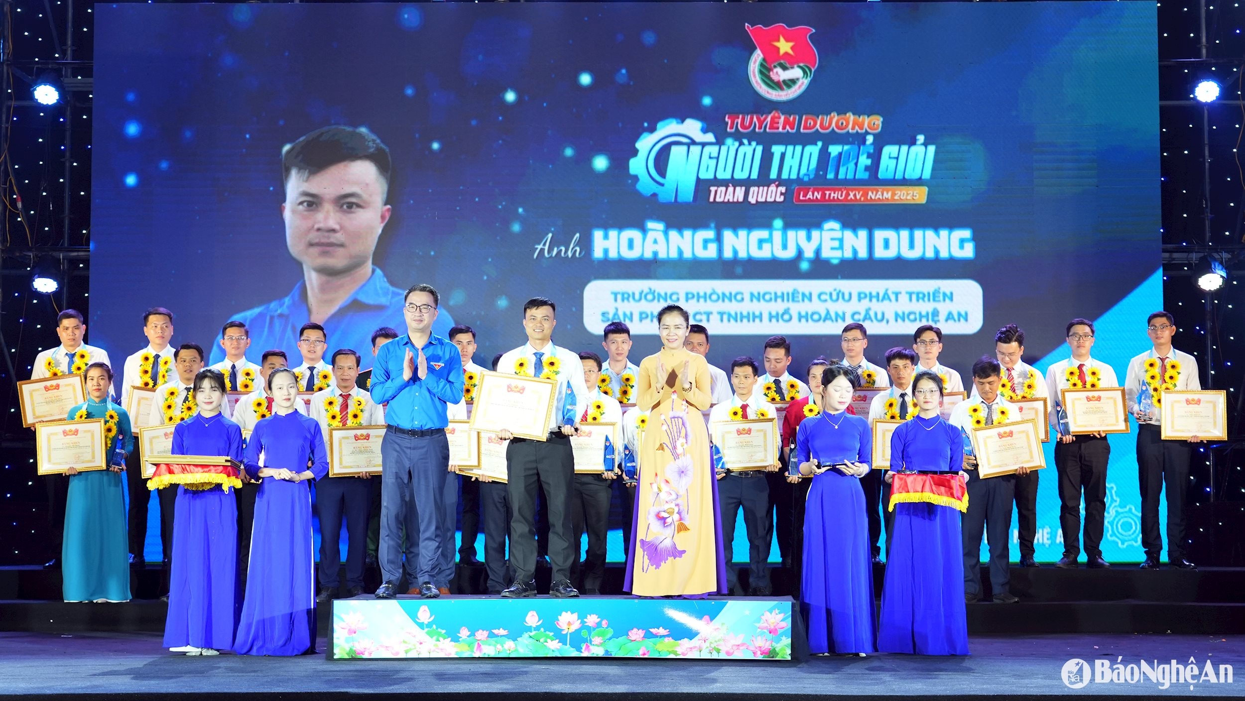 Đại diện Trung ương Đoàn và Tỉnh ủy Nghệ An trao tặng Bằng khen cho đại biểu đến từ Nghệ An là anh Hoàng Nguyên Dung (SN 1992) - Trưởng Phòng nghiên cứu phát triển sản phẩm, Công ty TNHH Hồ Hoàn Cầu. Ảnh: Thanh Quỳnh