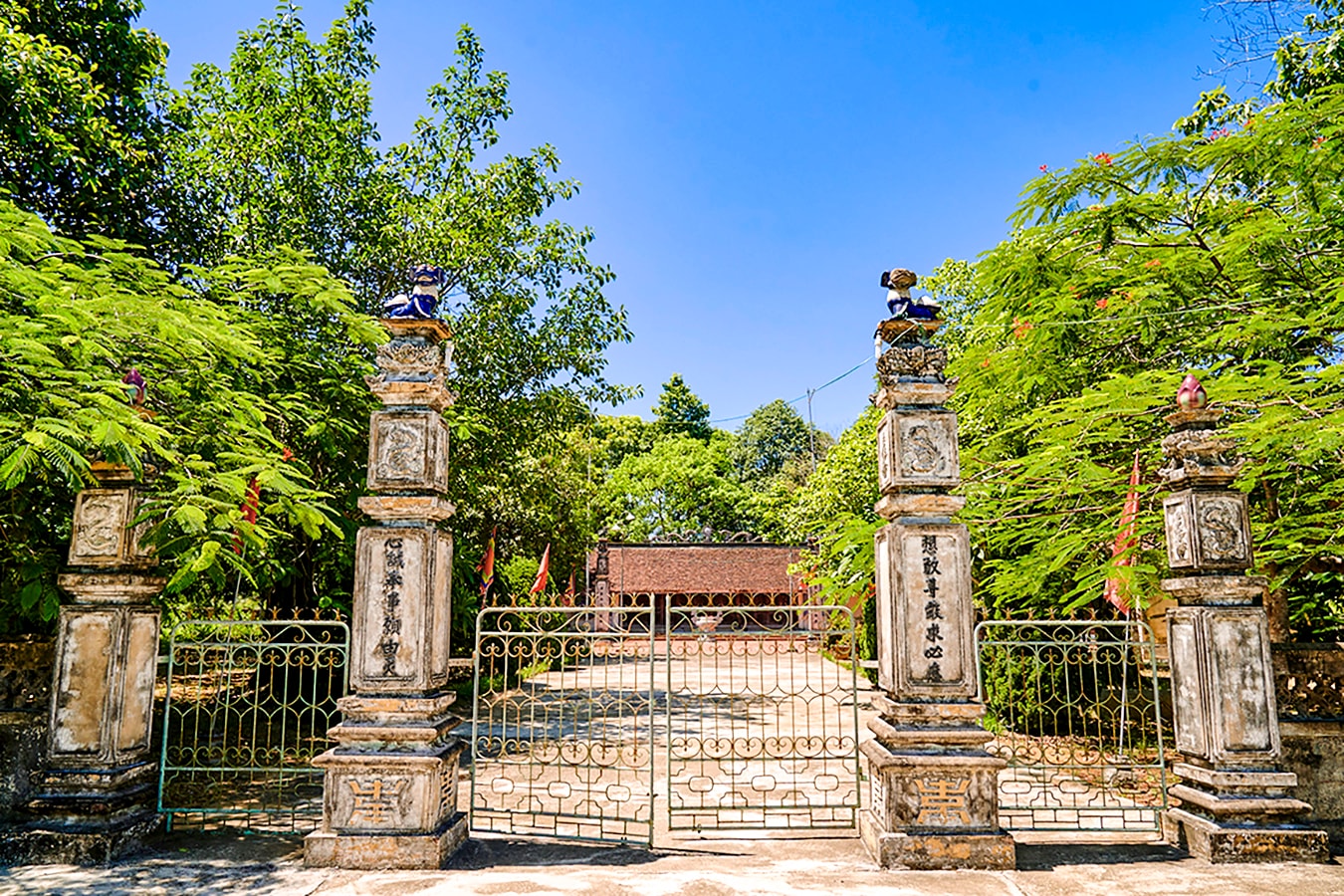 Đền Thượng ở xã Phú Nghĩa (Quỳnh Lưu) nằm gần điểm du lịch biển Quỳnh Nghĩa nhưng ít được biết đến. Ảnh: Minh Quân