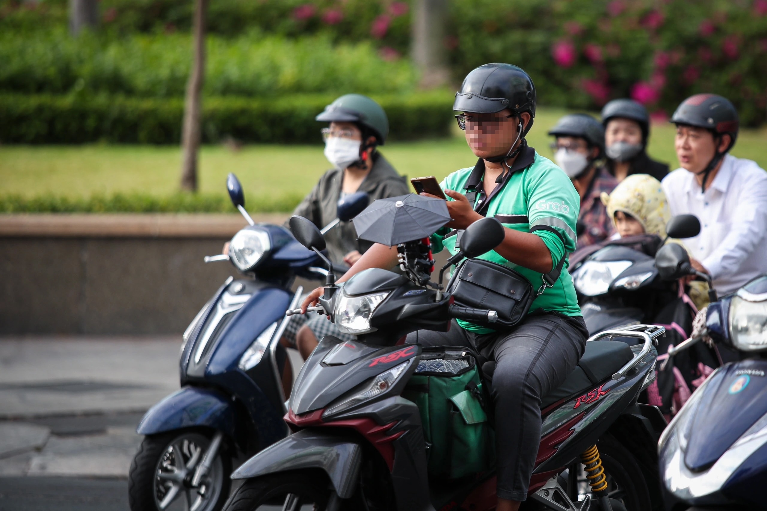 Đeo tai nghe để bản đồ chỉ đường khi đi xe máy có bị phạt? - Ảnh 1. Đeo tai nghe để bản đồ chỉ đường khi đi xe máy có bị phạt? - Ảnh 1.