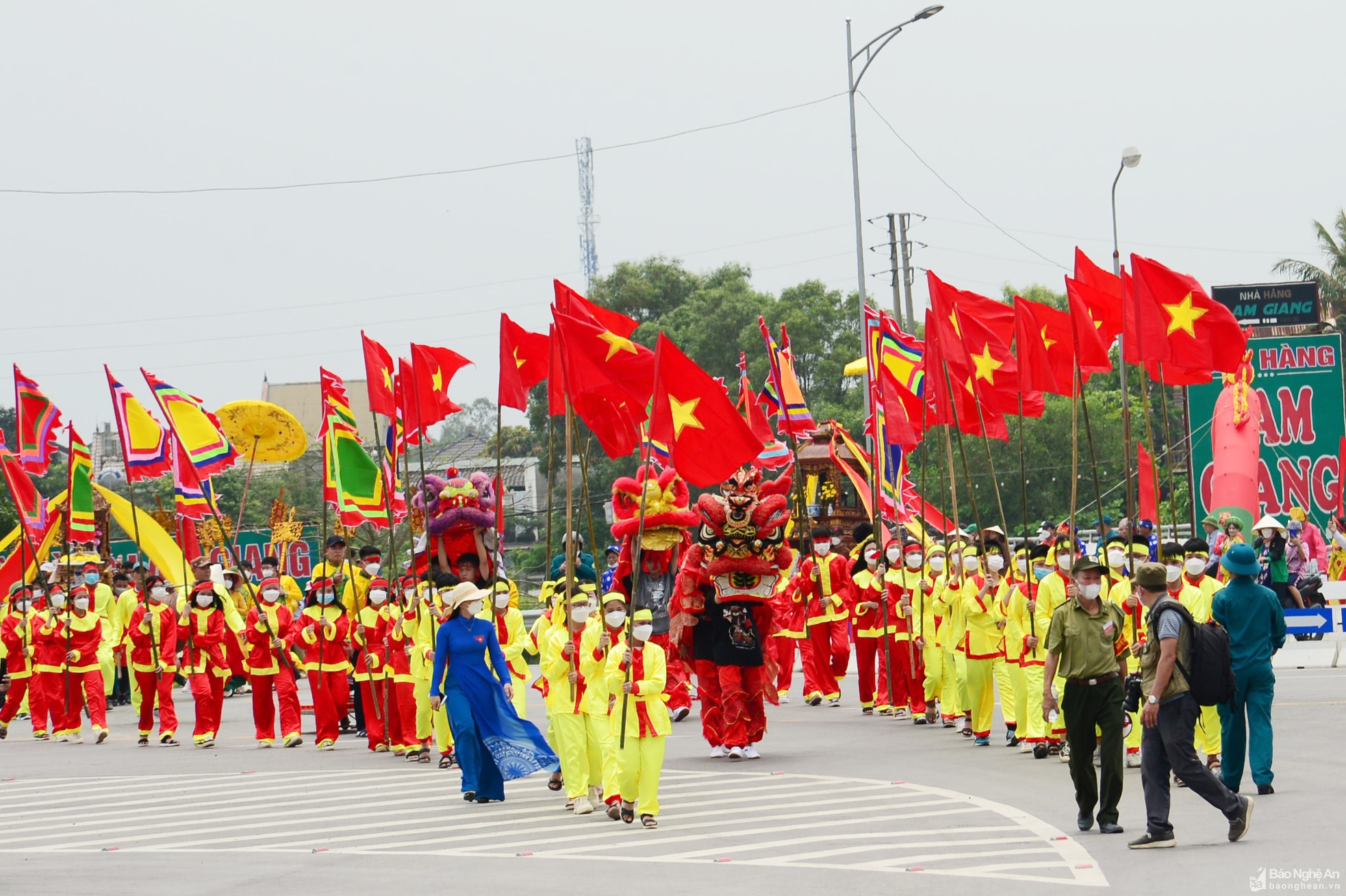 Lễ hội cầu ngư ở của ngư dân vùng biển Cửa Lò. Ảnh: Đinh Tuyên