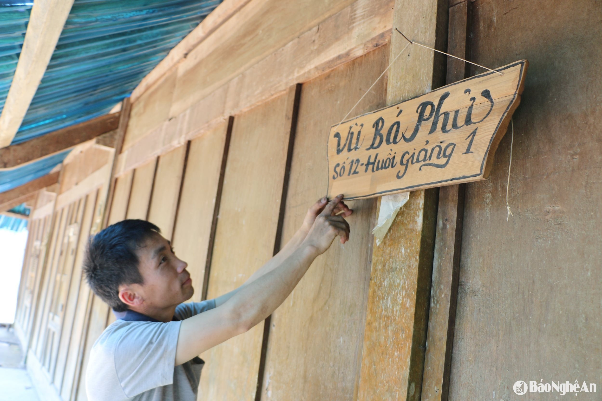Anh vừ Bá Lữ- anh trai anh vừ bá phử ở bản Tây Sơn nhận trách nhiệm trông coi ngôi nhà lợp mái Samu cho em trai đi làm ăn xa.