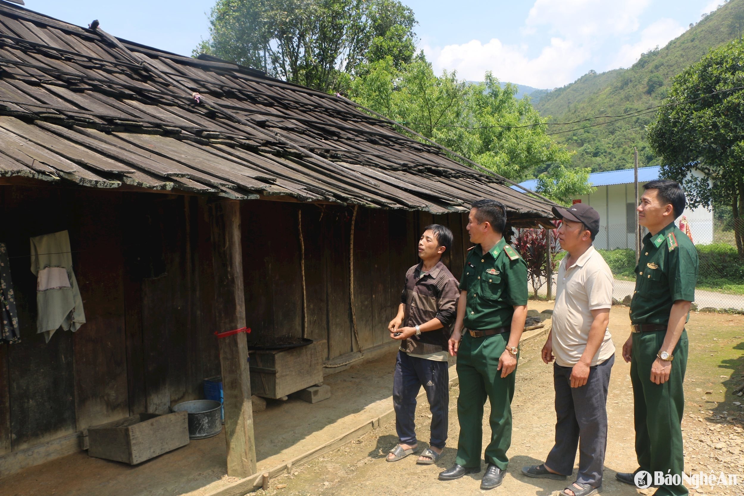Anh Xồng Bá Rê ở bản Buộc Mú xã Na Ngoi bên ngôi nhà lợp mái Samu có thâm niên hơn 40 năm. Ảnh Khánh Ly